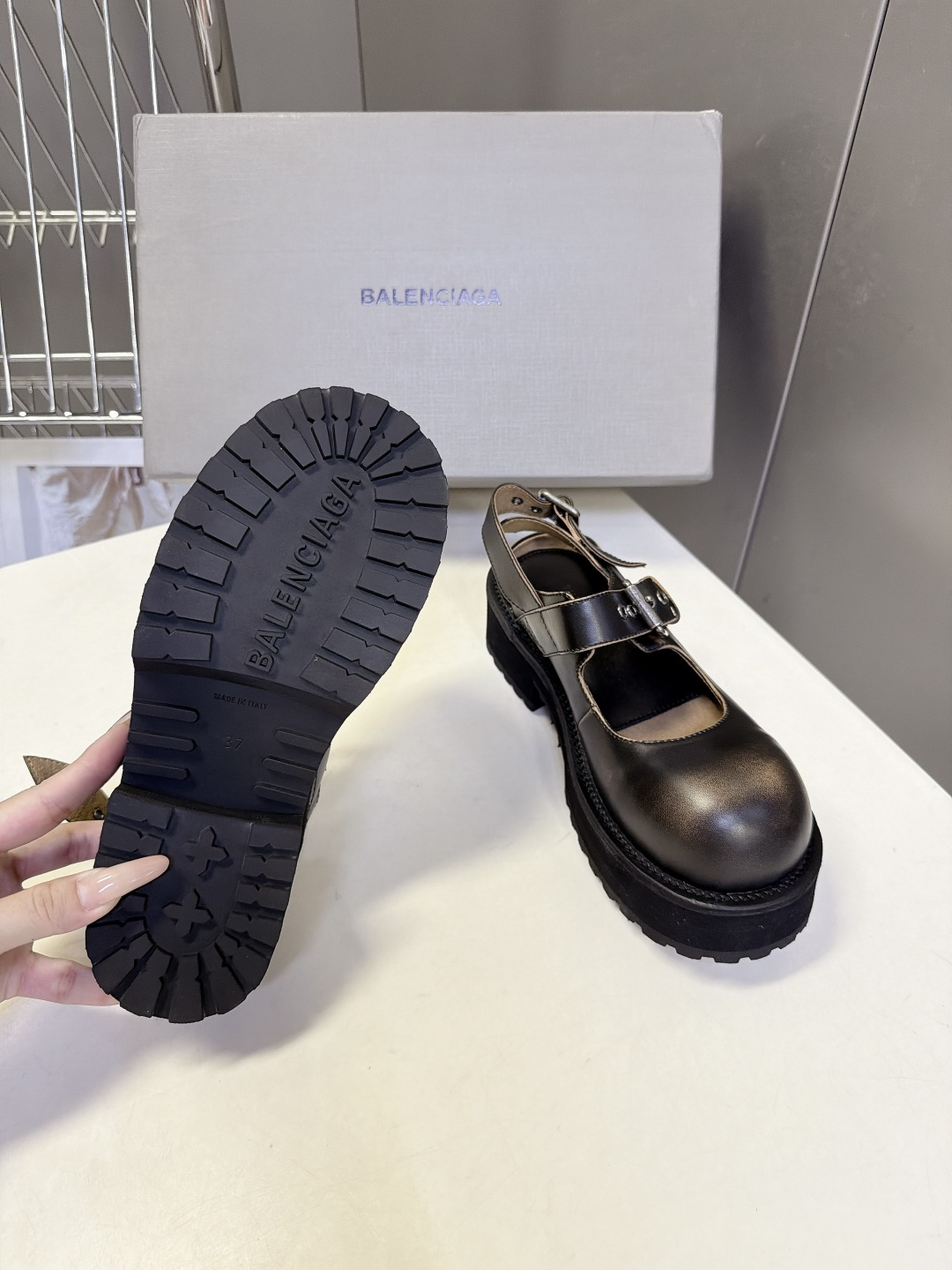 Balenciaga巴黎世家最新款后空玛丽珍鞋  超多明星网红种草 夸张大头轮廓圆润肥大的鞋头是标志性设计 自带暗黑Y2