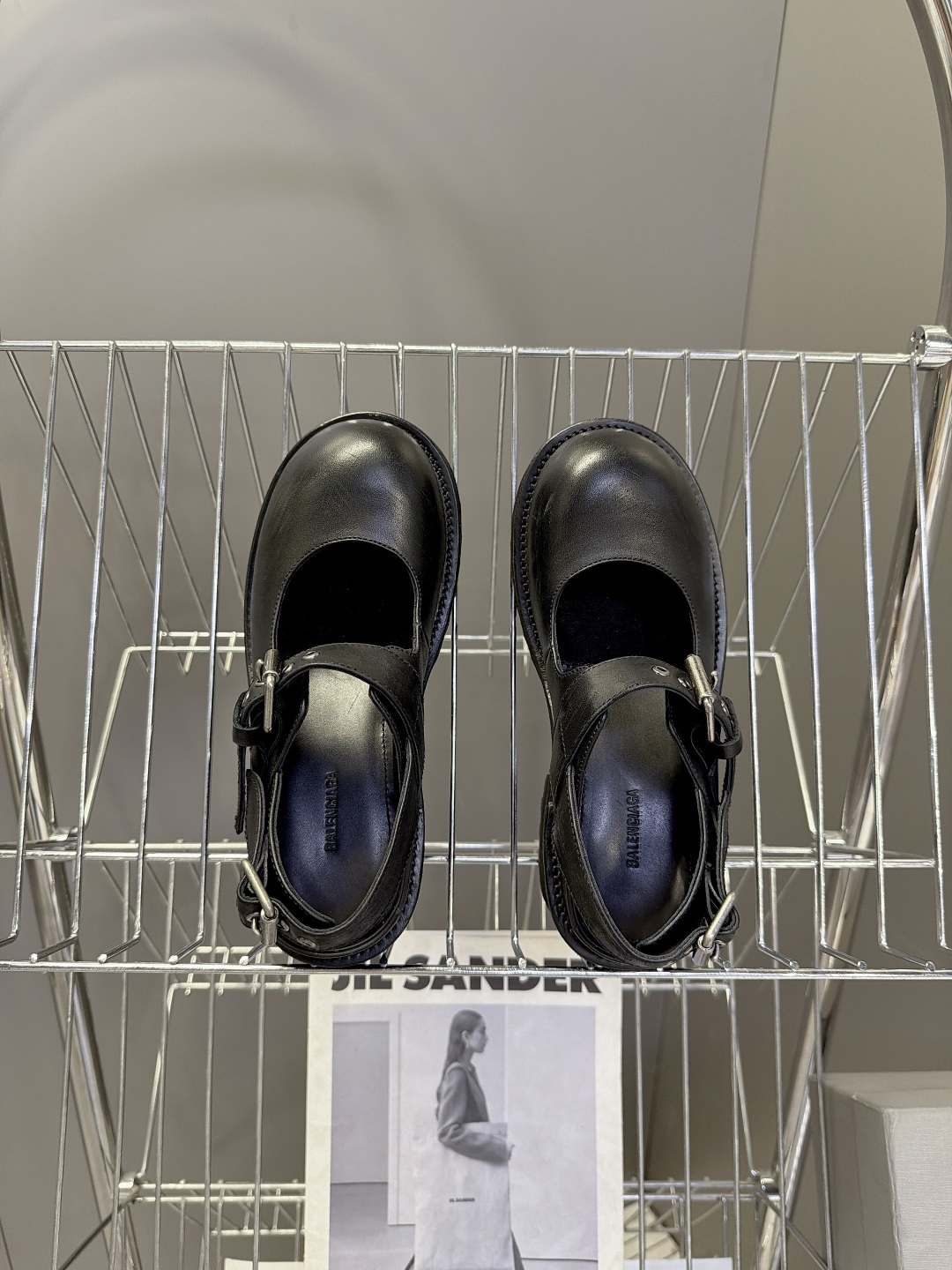 Balenciaga巴黎世家最新款后空玛丽珍鞋 超多明星网红种草 夸张大头轮廓圆润肥大的鞋头是标志性设计 自带暗黑Y2 Balenciaga巴黎世家最新款后空玛丽珍鞋 超多明星网红种草 夸张大头轮廓圆润肥大的鞋头是标志性设计 自带暗黑Y2