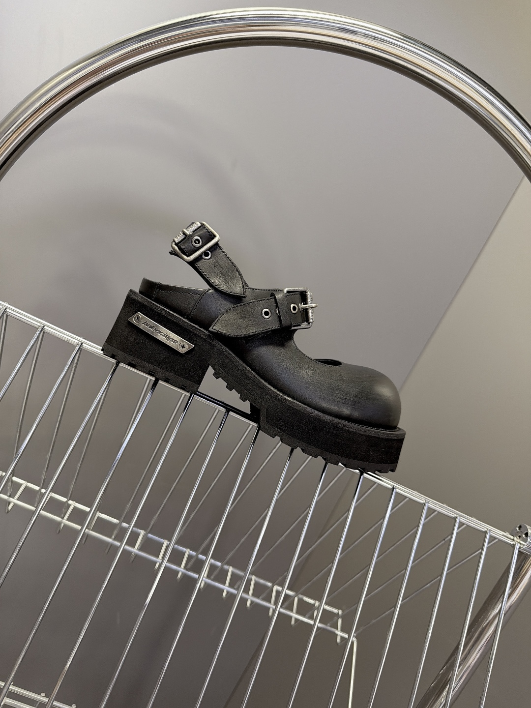 Balenciaga巴黎世家最新款后空玛丽珍鞋 超多明星网红种草 夸张大头轮廓圆润肥大的鞋头是标志性设计 自带暗黑Y2 Balenciaga巴黎世家最新款后空玛丽珍鞋 超多明星网红种草 夸张大头轮廓圆润肥大的鞋头是标志性设计 自带暗黑Y2