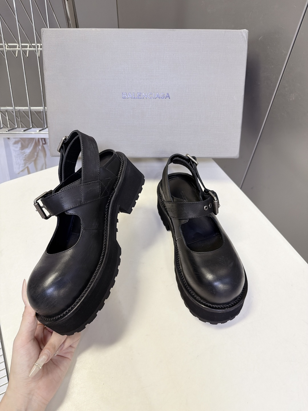 Balenciaga巴黎世家最新款后空玛丽珍鞋 超多明星网红种草 夸张大头轮廓圆润肥大的鞋头是标志性设计 自带暗黑Y2 Balenciaga巴黎世家最新款后空玛丽珍鞋 超多明星网红种草 夸张大头轮廓圆润肥大的鞋头是标志性设计 自带暗黑Y2