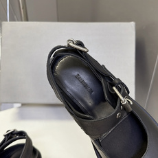 Balenciaga巴黎世家最新款后空玛丽珍鞋 超多明星网红种草 夸张大头轮廓圆润肥大的鞋头是标志性设计 自带暗黑Y2 Balenciaga巴黎世家最新款后空玛丽珍鞋 超多明星网红种草 夸张大头轮廓圆润肥大的鞋头是标志性设计 自带暗黑Y2