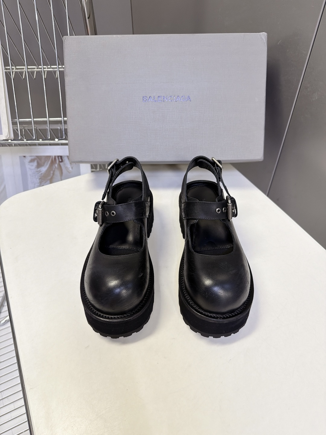 Balenciaga巴黎世家最新款后空玛丽珍鞋 超多明星网红种草 夸张大头轮廓圆润肥大的鞋头是标志性设计 自带暗黑Y2 Balenciaga巴黎世家最新款后空玛丽珍鞋 超多明星网红种草 夸张大头轮廓圆润肥大的鞋头是标志性设计 自带暗黑Y2