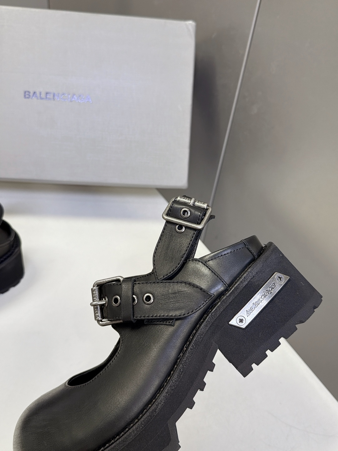 Balenciaga巴黎世家最新款后空玛丽珍鞋 超多明星网红种草 夸张大头轮廓圆润肥大的鞋头是标志性设计 自带暗黑Y2 Balenciaga巴黎世家最新款后空玛丽珍鞋 超多明星网红种草 夸张大头轮廓圆润肥大的鞋头是标志性设计 自带暗黑Y2
