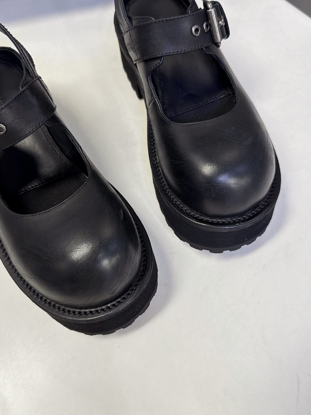 Balenciaga巴黎世家最新款后空玛丽珍鞋 超多明星网红种草 夸张大头轮廓圆润肥大的鞋头是标志性设计 自带暗黑Y2 Balenciaga巴黎世家最新款后空玛丽珍鞋 超多明星网红种草 夸张大头轮廓圆润肥大的鞋头是标志性设计 自带暗黑Y2