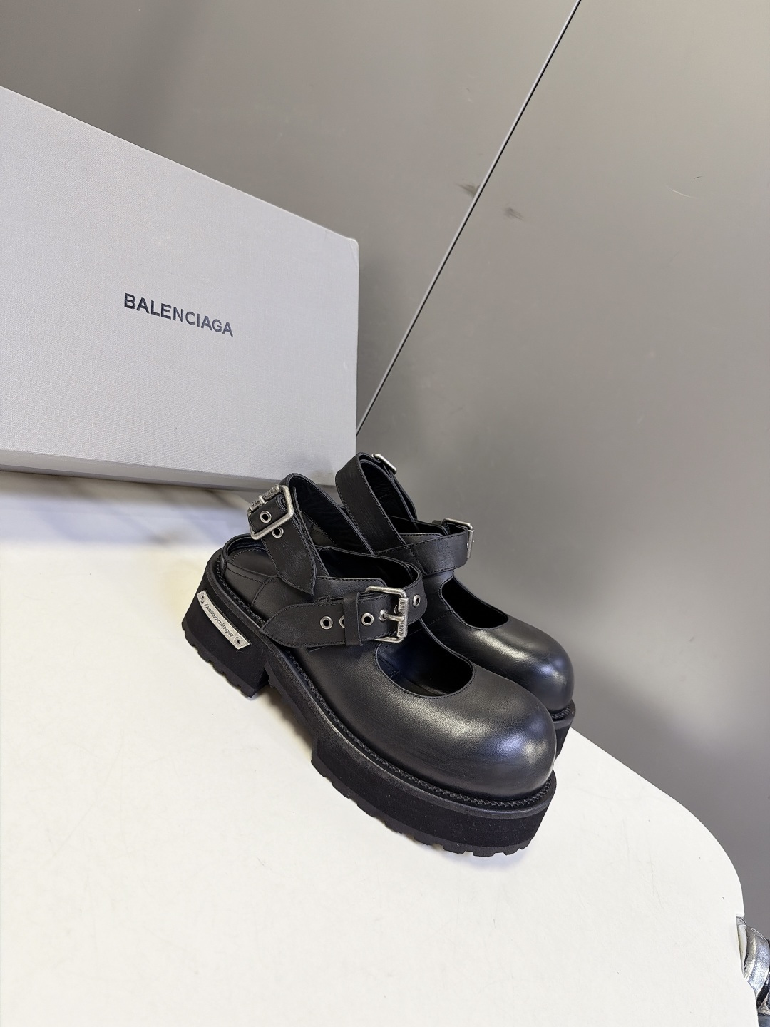 Balenciaga巴黎世家最新款后空玛丽珍鞋 超多明星网红种草 夸张大头轮廓圆润肥大的鞋头是标志性设计 自带暗黑Y2 Balenciaga巴黎世家最新款后空玛丽珍鞋 超多明星网红种草 夸张大头轮廓圆润肥大的鞋头是标志性设计 自带暗黑Y2