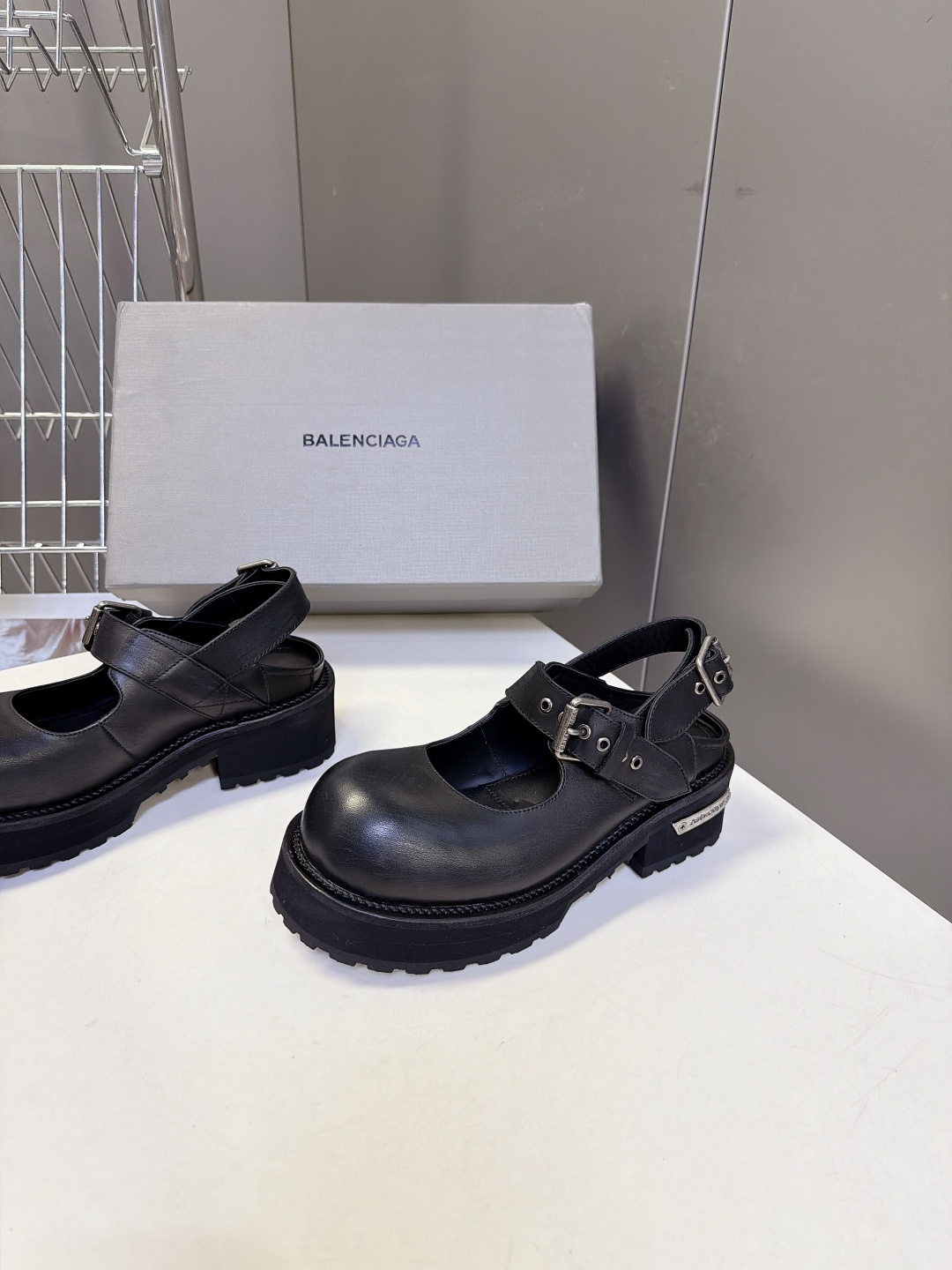 Balenciaga巴黎世家最新款后空玛丽珍鞋 超多明星网红种草 夸张大头轮廓圆润肥大的鞋头是标志性设计 自带暗黑Y2 Balenciaga巴黎世家最新款后空玛丽珍鞋 超多明星网红种草 夸张大头轮廓圆润肥大的鞋头是标志性设计 自带暗黑Y2