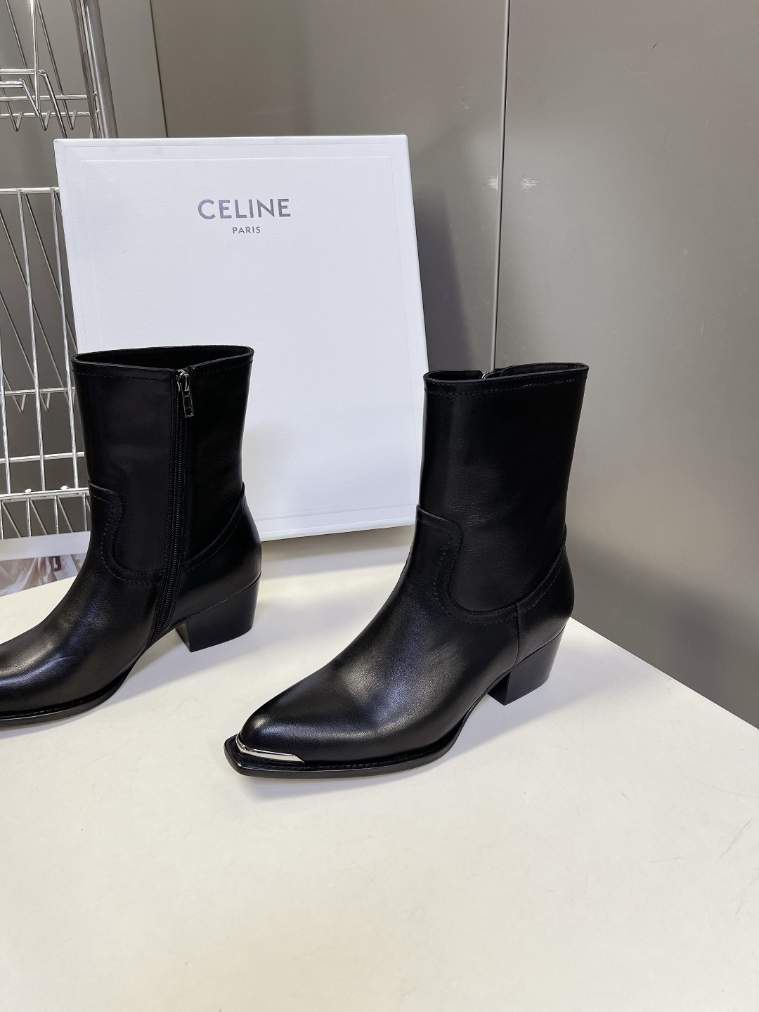 CELINE思琳最新款金属鞋头西部短靴 超多明星网红种草 鞋头包裹亮面金属饰片 复古机车西部风格 同时保护鞋尖不易磨损 