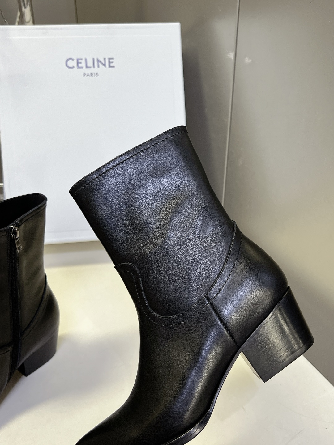 CELINE思琳最新款金属鞋头西部短靴 超多明星网红种草 鞋头包裹亮面金属饰片 复古机车西部风格 同时保护鞋尖不易磨损 
