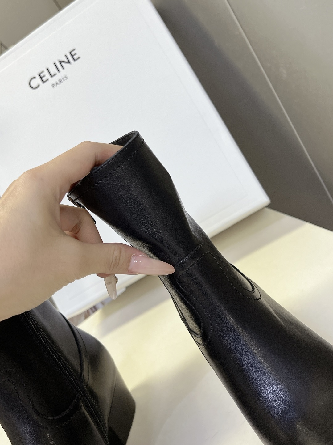 CELINE思琳最新款金属鞋头西部短靴 超多明星网红种草 鞋头包裹亮面金属饰片 复古机车西部风格 同时保护鞋尖不易磨损 