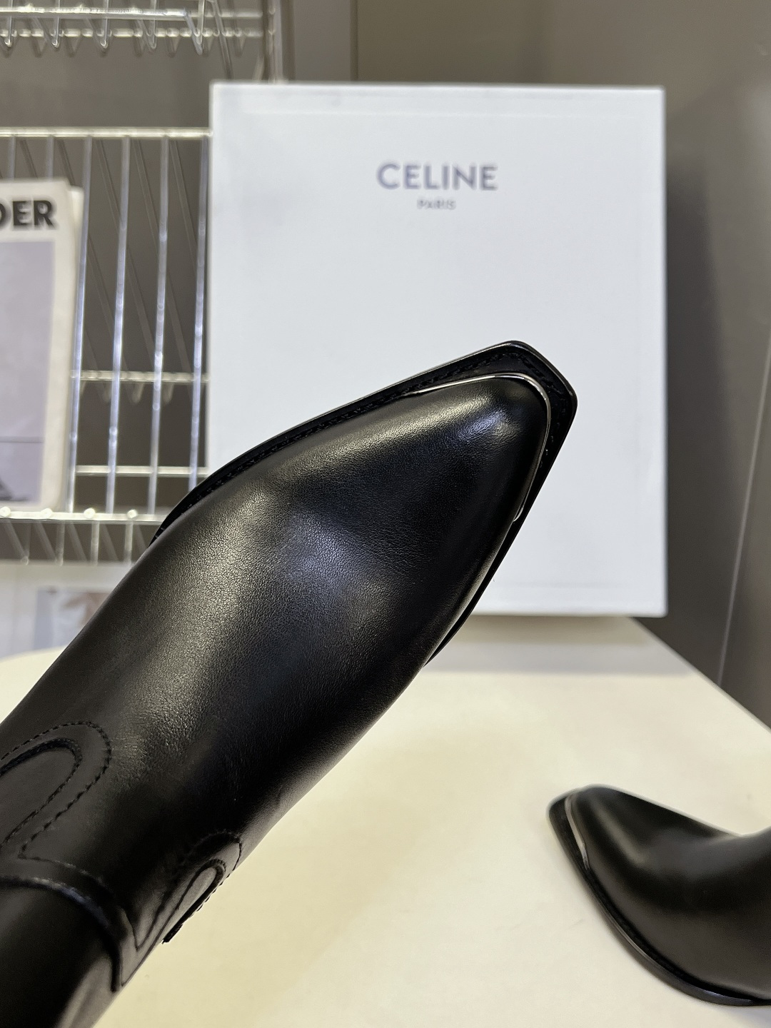 CELINE思琳最新款金属鞋头西部短靴 超多明星网红种草 鞋头包裹亮面金属饰片 复古机车西部风格 同时保护鞋尖不易磨损 