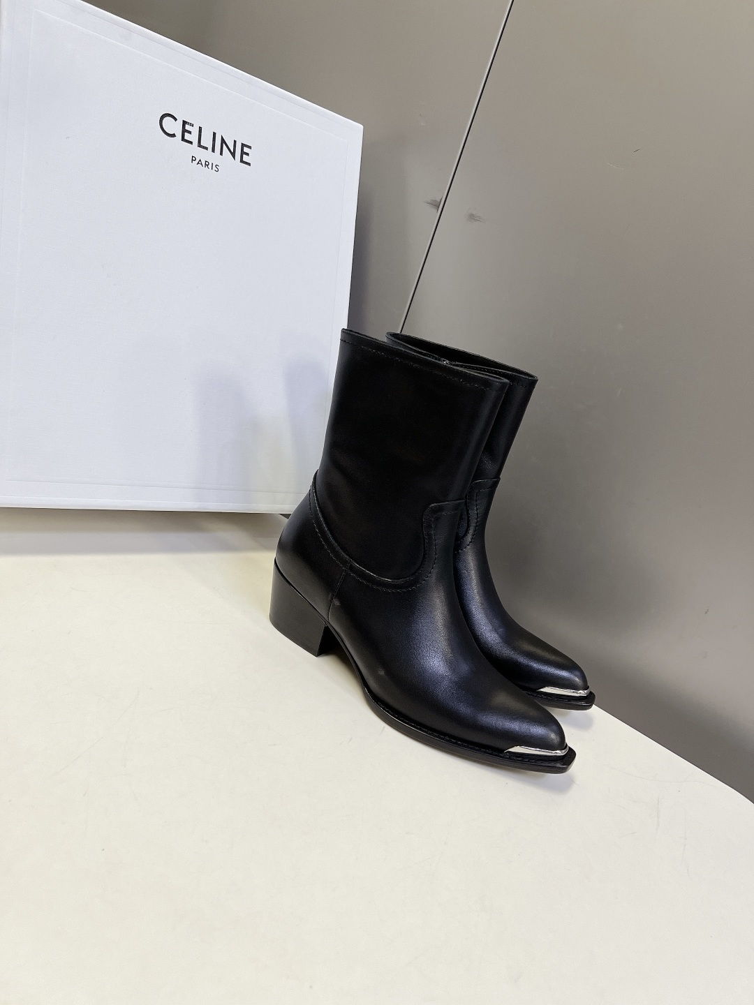 CELINE思琳最新款金属鞋头西部短靴 超多明星网红种草 鞋头包裹亮面金属饰片 复古机车西部风格 同时保护鞋尖不易磨损 