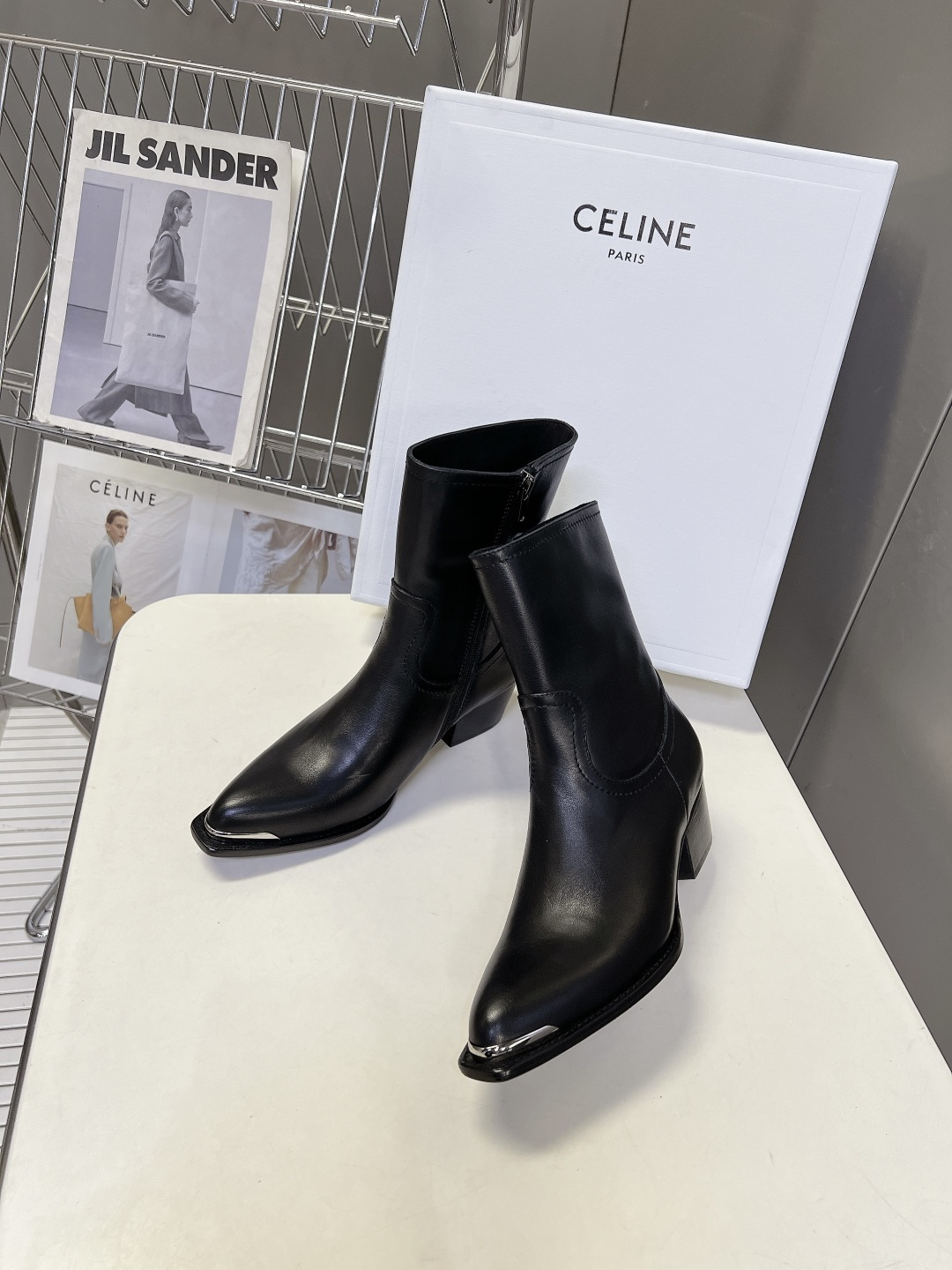 CELINE思琳最新款金属鞋头西部短靴 超多明星网红种草 鞋头包裹亮面金属饰片 复古机车西部风格 同时保护鞋尖不易磨损 