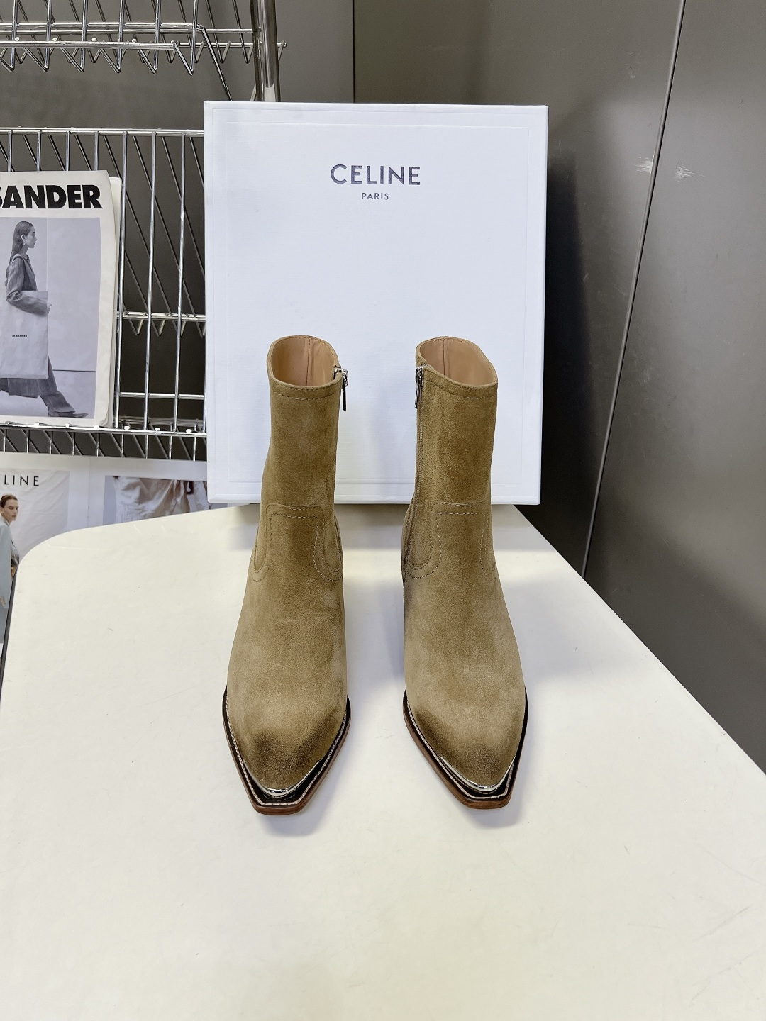 CELINE思琳最新款金属鞋头西部短靴 超多明星网红种草 鞋头包裹亮面金属饰片 复古机车西部风格 同时保护鞋尖不易磨损 CELINE思琳最新款金属鞋头西部短靴 超多明星网红种草 鞋头包裹亮面金属饰片 复古机车西部风格 同时保护鞋尖不易磨损