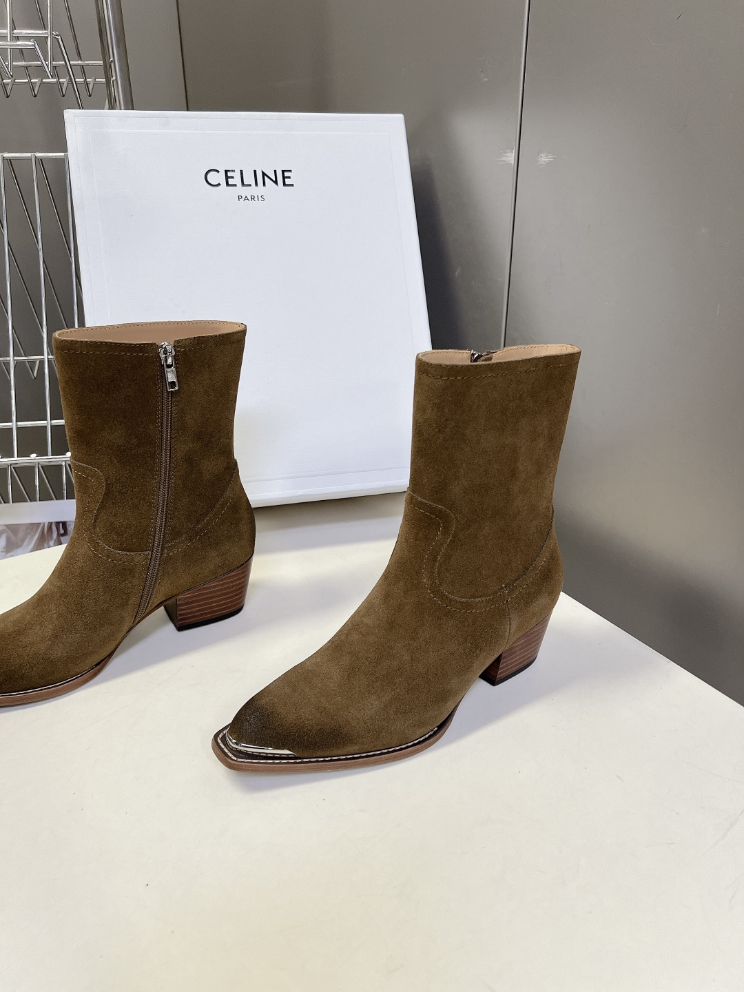 CELINE思琳最新款金属鞋头西部短靴 超多明星网红种草 鞋头包裹亮面金属饰片 复古机车西部风格 同时保护鞋尖不易磨损 CELINE思琳最新款金属鞋头西部短靴 超多明星网红种草 鞋头包裹亮面金属饰片 复古机车西部风格 同时保护鞋尖不易磨损