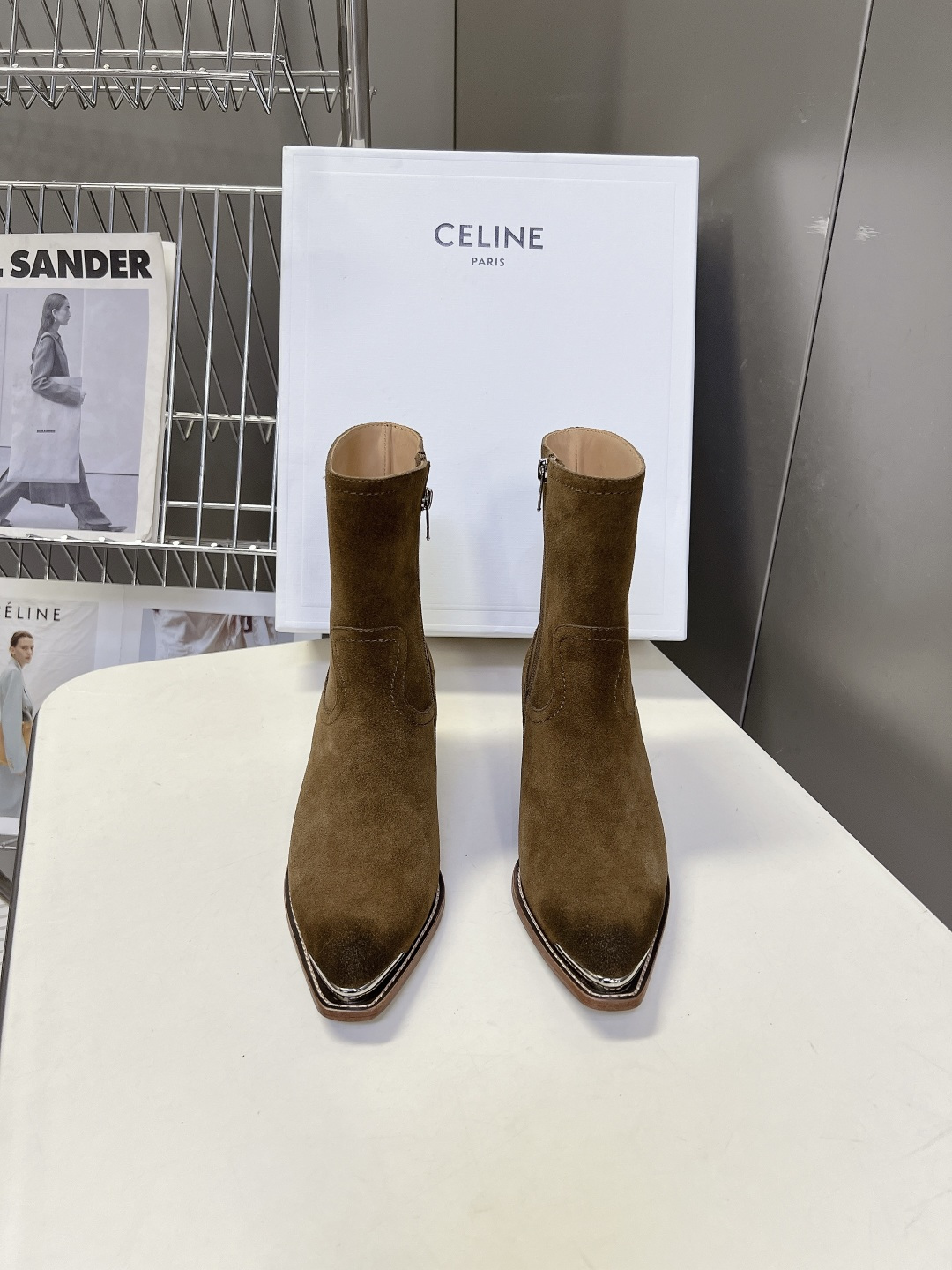 CELINE思琳最新款金属鞋头西部短靴 超多明星网红种草 鞋头包裹亮面金属饰片 复古机车西部风格 同时保护鞋尖不易磨损 CELINE思琳最新款金属鞋头西部短靴 超多明星网红种草 鞋头包裹亮面金属饰片 复古机车西部风格 同时保护鞋尖不易磨损