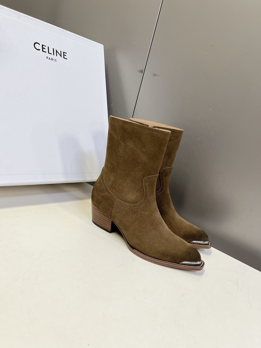 CELINE思琳最新款金属鞋头西部短靴 超多明星网红种草 鞋头包裹亮面金属饰片 复古机车西部风格 同时保护鞋尖不易磨损 CELINE思琳最新款金属鞋头西部短靴 超多明星网红种草 鞋头包裹亮面金属饰片 复古机车西部风格 同时保护鞋尖不易磨损