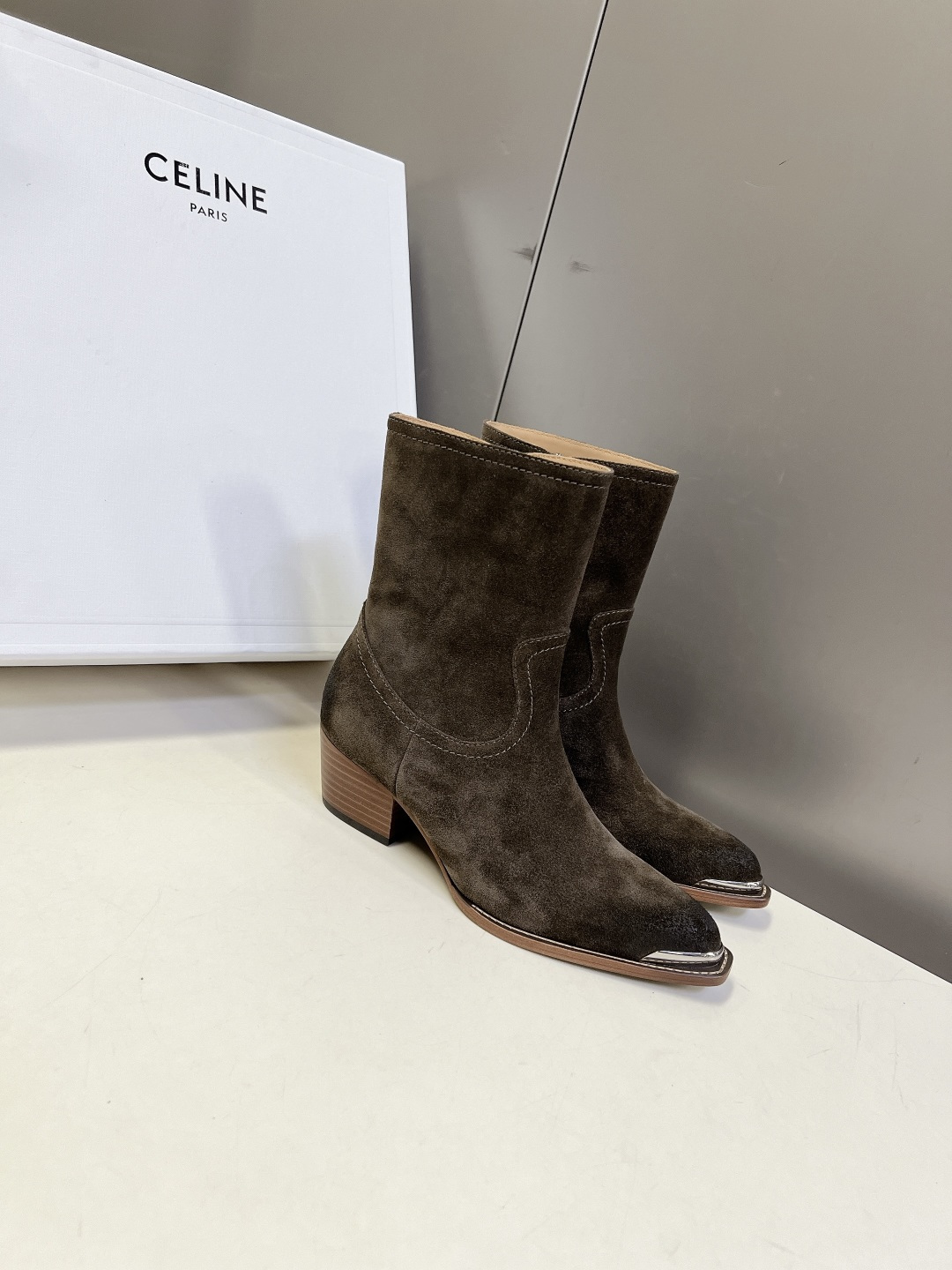 CELINE思琳最新款金属鞋头西部短靴 超多明星网红种草 鞋头包裹亮面金属饰片 复古机车西部风格 同时保护鞋尖不易磨损 CELINE思琳最新款金属鞋头西部短靴 超多明星网红种草 鞋头包裹亮面金属饰片 复古机车西部风格 同时保护鞋尖不易磨损