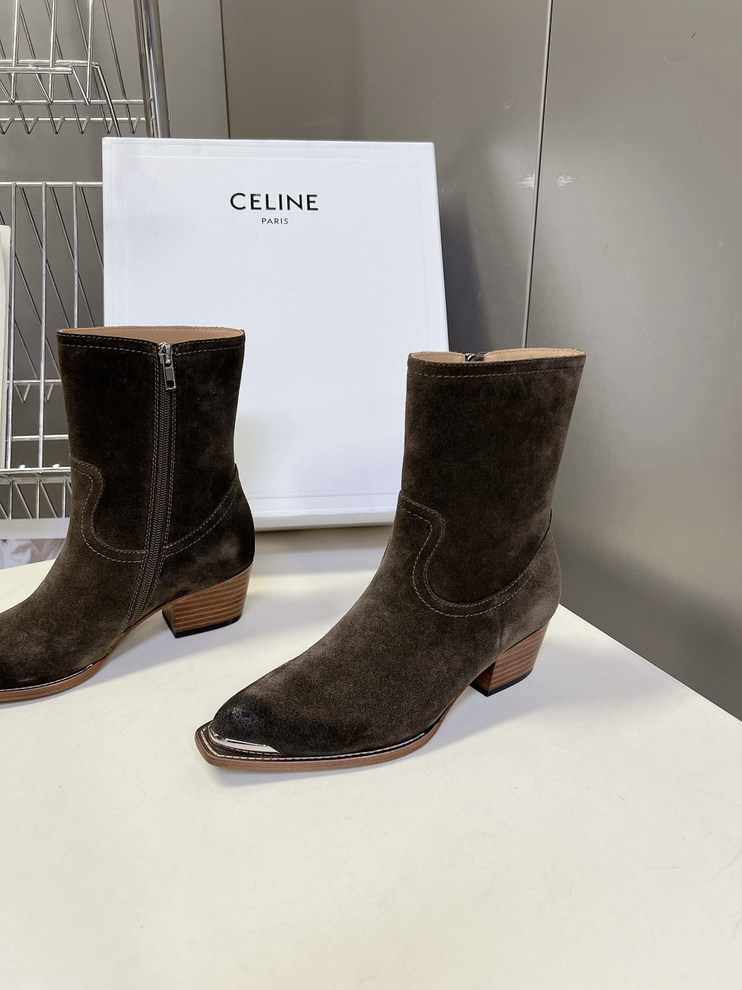 CELINE思琳最新款金属鞋头西部短靴 超多明星网红种草 鞋头包裹亮面金属饰片 复古机车西部风格 同时保护鞋尖不易磨损 CELINE思琳最新款金属鞋头西部短靴 超多明星网红种草 鞋头包裹亮面金属饰片 复古机车西部风格 同时保护鞋尖不易磨损