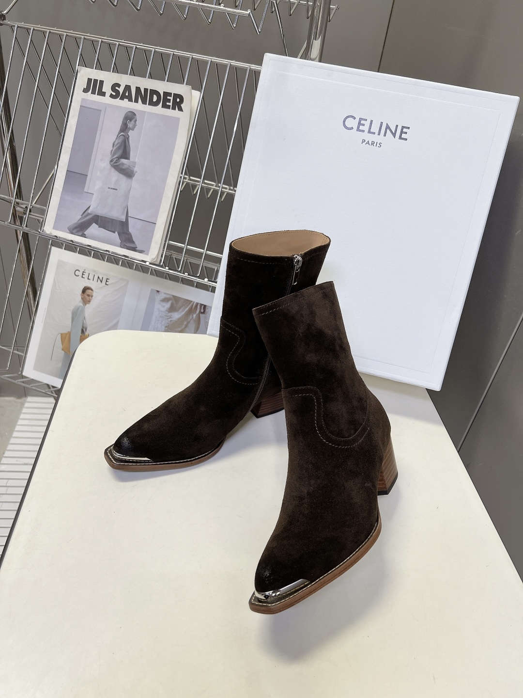 CELINE思琳最新款金属鞋头西部短靴 超多明星网红种草 鞋头包裹亮面金属饰片 复古机车西部风格 同时保护鞋尖不易磨损 CELINE思琳最新款金属鞋头西部短靴 超多明星网红种草 鞋头包裹亮面金属饰片 复古机车西部风格 同时保护鞋尖不易磨损