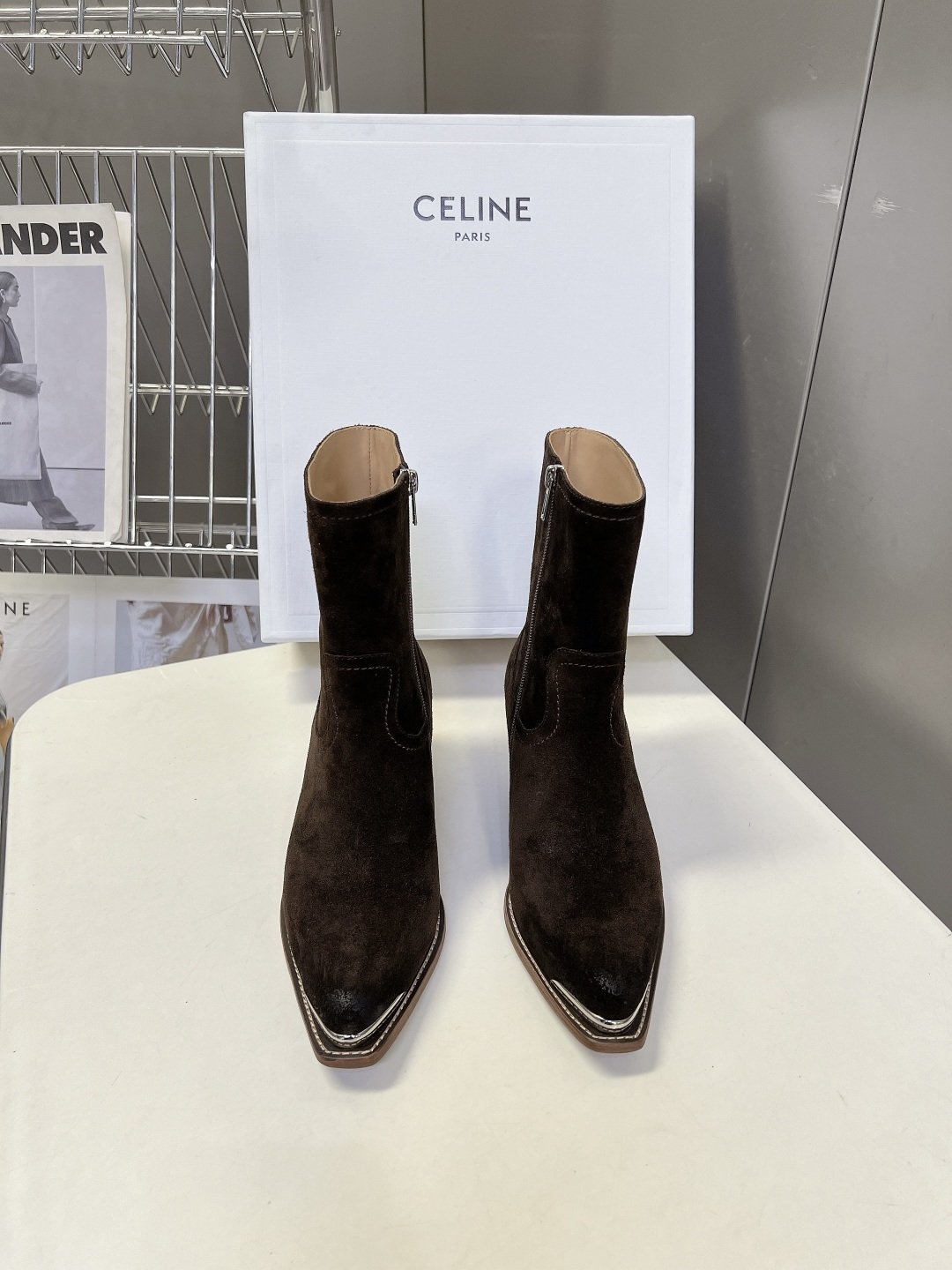 CELINE思琳最新款金属鞋头西部短靴 超多明星网红种草 鞋头包裹亮面金属饰片 复古机车西部风格 同时保护鞋尖不易磨损 CELINE思琳最新款金属鞋头西部短靴 超多明星网红种草 鞋头包裹亮面金属饰片 复古机车西部风格 同时保护鞋尖不易磨损