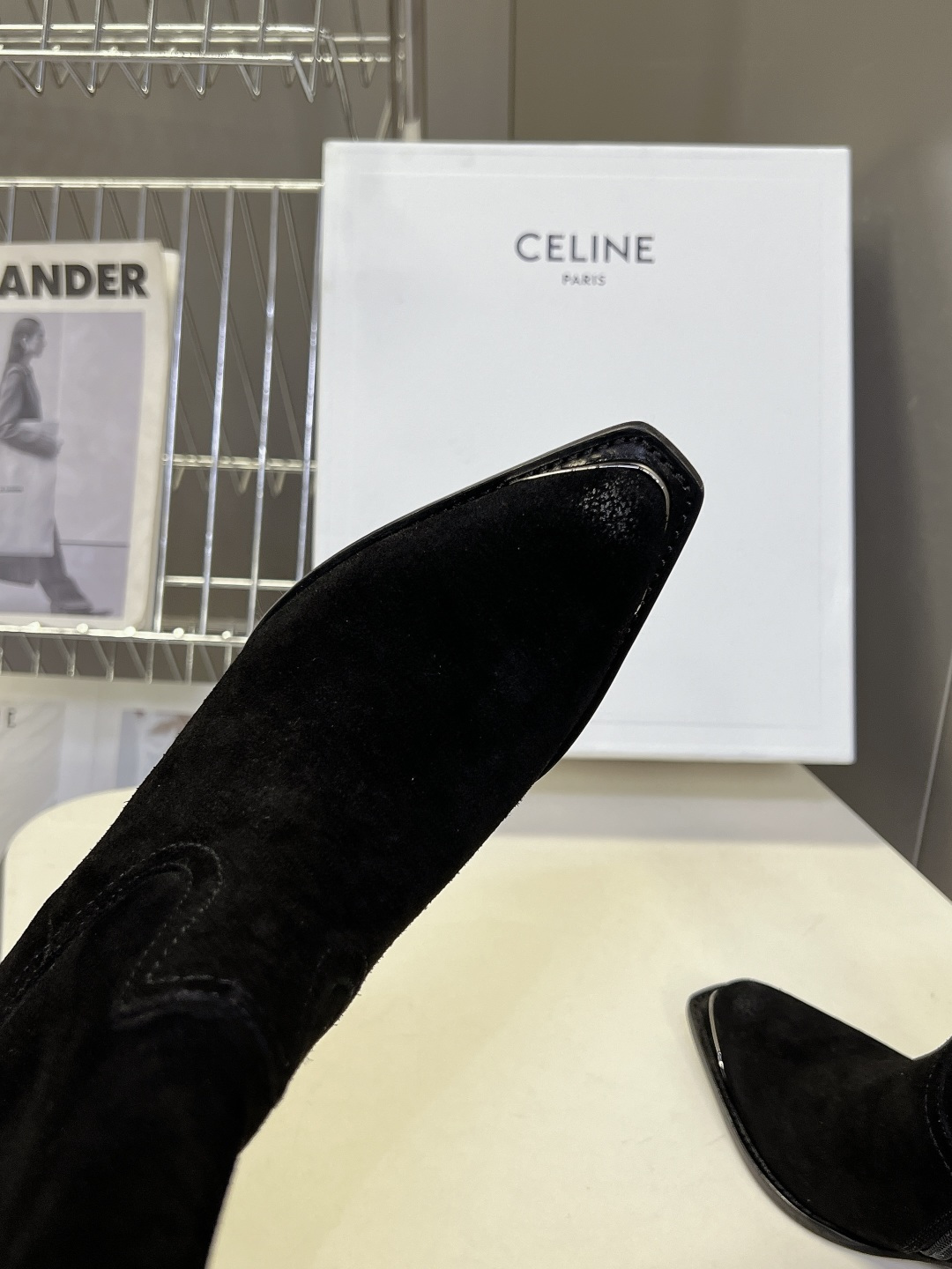 CELINE思琳最新款金属鞋头西部短靴 超多明星网红种草 鞋头包裹亮面金属饰片 复古机车西部风格 同时保护鞋尖不易磨损 CELINE思琳最新款金属鞋头西部短靴 超多明星网红种草 鞋头包裹亮面金属饰片 复古机车西部风格 同时保护鞋尖不易磨损