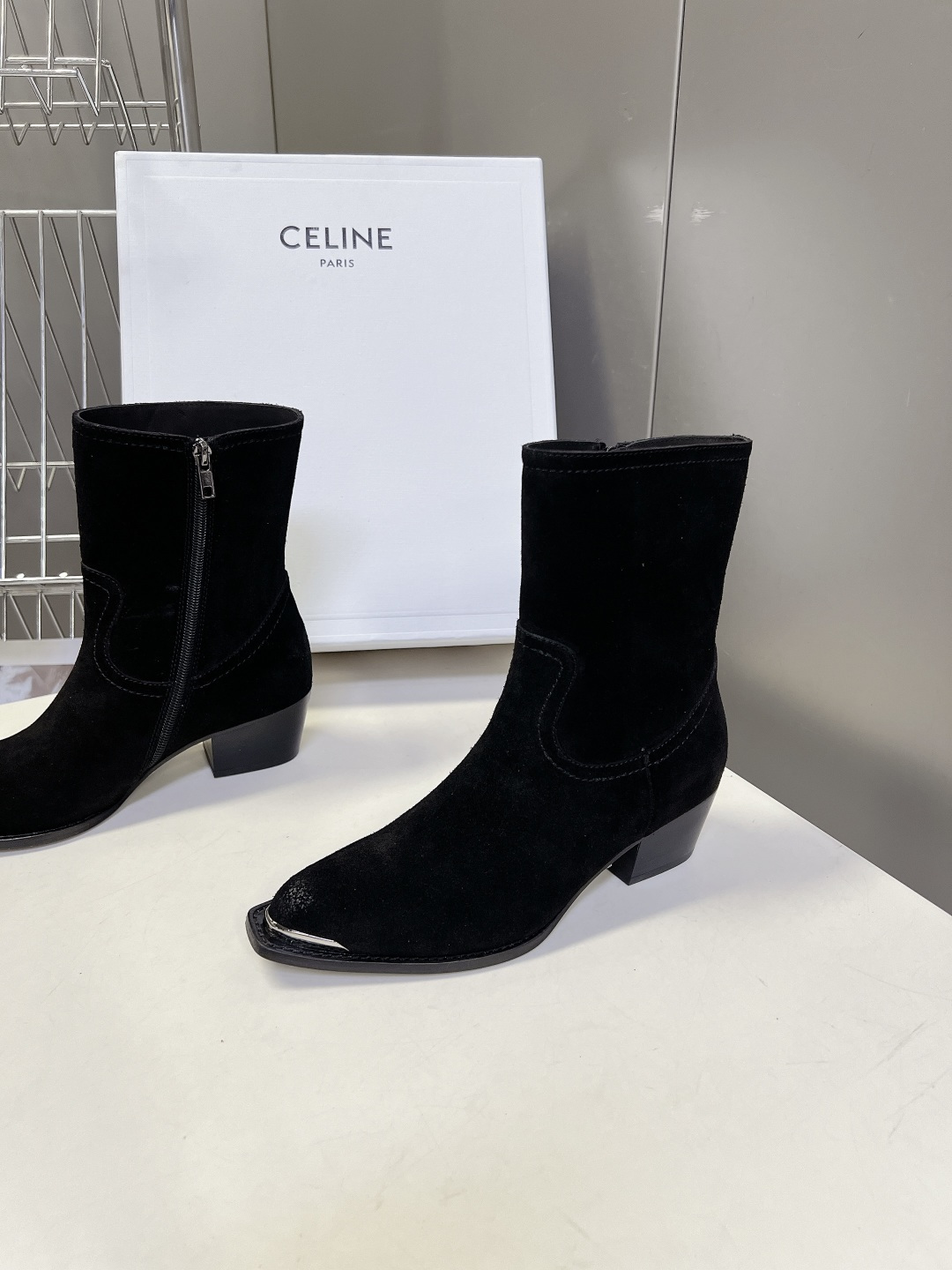 CELINE思琳最新款金属鞋头西部短靴 超多明星网红种草 鞋头包裹亮面金属饰片 复古机车西部风格 同时保护鞋尖不易磨损 CELINE思琳最新款金属鞋头西部短靴 超多明星网红种草 鞋头包裹亮面金属饰片 复古机车西部风格 同时保护鞋尖不易磨损