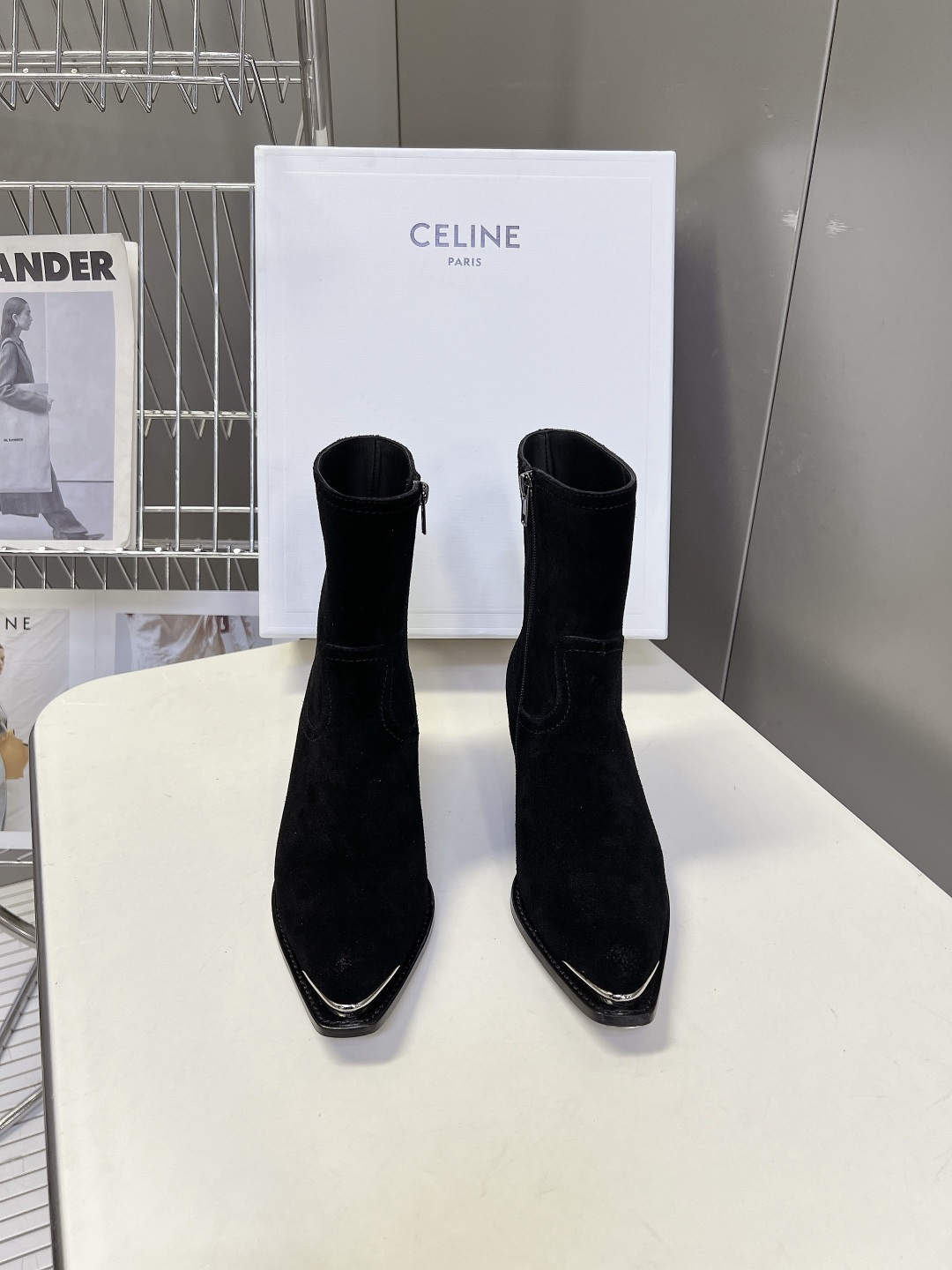 CELINE思琳最新款金属鞋头西部短靴 超多明星网红种草 鞋头包裹亮面金属饰片 复古机车西部风格 同时保护鞋尖不易磨损 CELINE思琳最新款金属鞋头西部短靴 超多明星网红种草 鞋头包裹亮面金属饰片 复古机车西部风格 同时保护鞋尖不易磨损