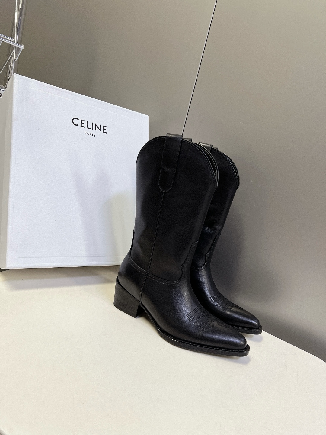 CELINE思琳最新款西部刺绣中筒牛仔靴 超多明星网红种草 经典美式牛仔中筒靴 极简复古风 属于品牌秋冬常青款 西部靴轮 CELINE思琳最新款西部刺绣中筒牛仔靴 超多明星网红种草 经典美式牛仔中筒靴 极简复古风 属于品牌秋冬常青款 西部靴轮