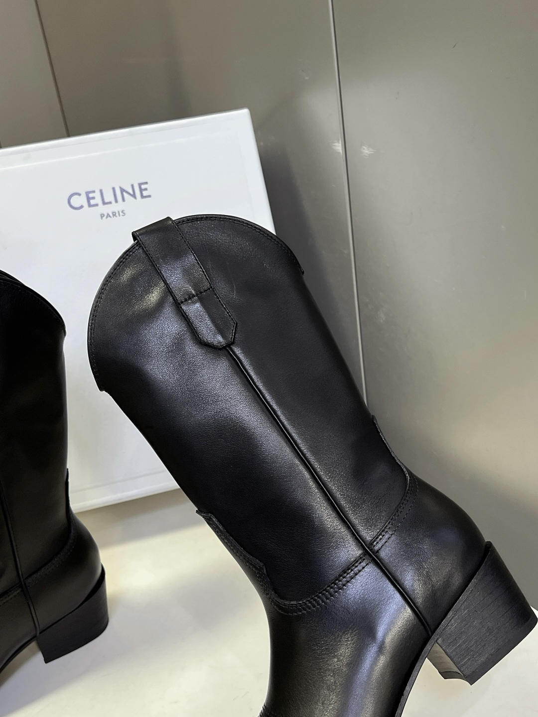 CELINE思琳最新款西部刺绣中筒牛仔靴 超多明星网红种草 经典美式牛仔中筒靴 极简复古风 属于品牌秋冬常青款 西部靴轮 CELINE思琳最新款西部刺绣中筒牛仔靴 超多明星网红种草 经典美式牛仔中筒靴 极简复古风 属于品牌秋冬常青款 西部靴轮