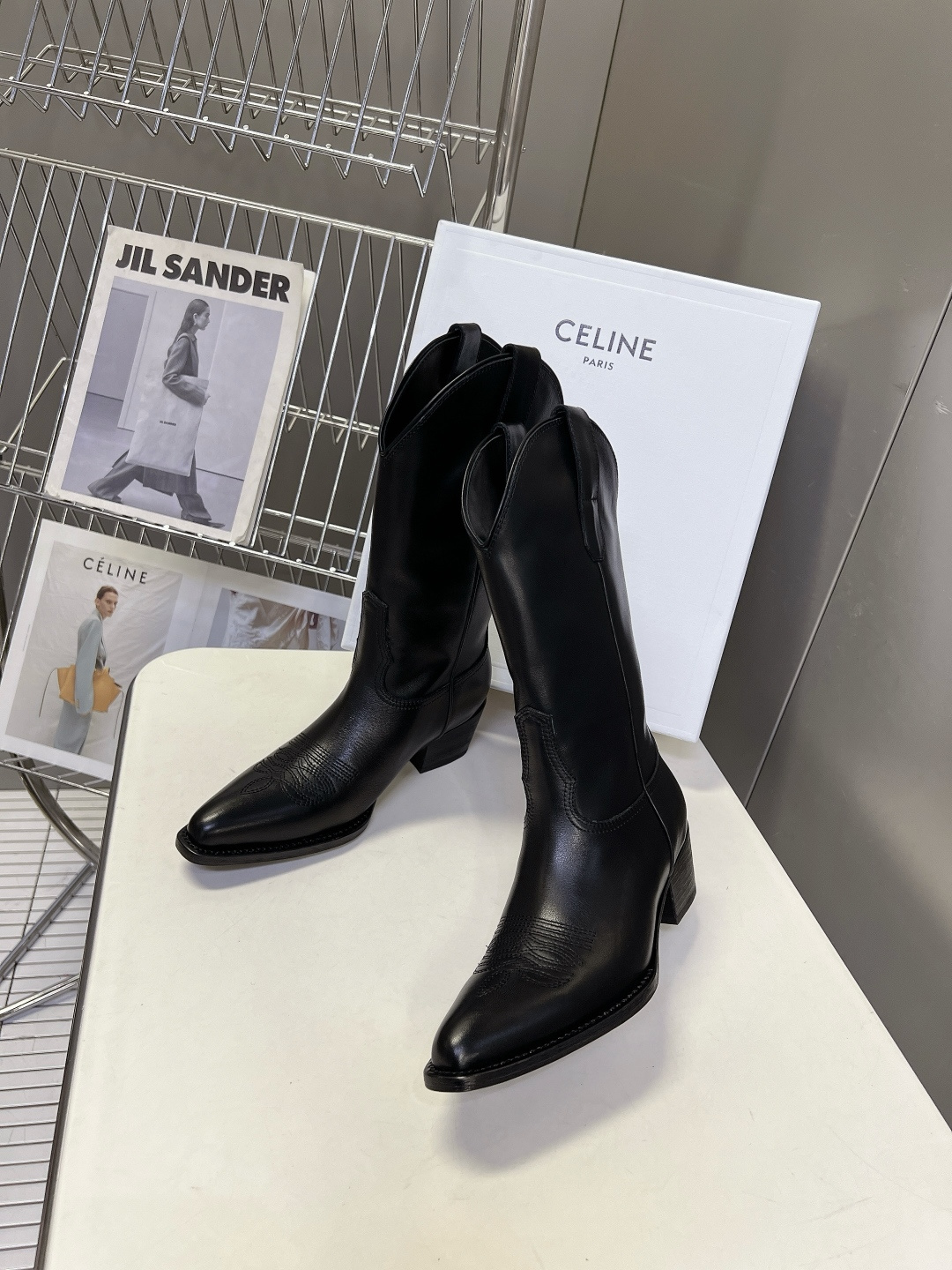 CELINE思琳最新款西部刺绣中筒牛仔靴 超多明星网红种草 经典美式牛仔中筒靴 极简复古风 属于品牌秋冬常青款 西部靴轮 CELINE思琳最新款西部刺绣中筒牛仔靴 超多明星网红种草 经典美式牛仔中筒靴 极简复古风 属于品牌秋冬常青款 西部靴轮