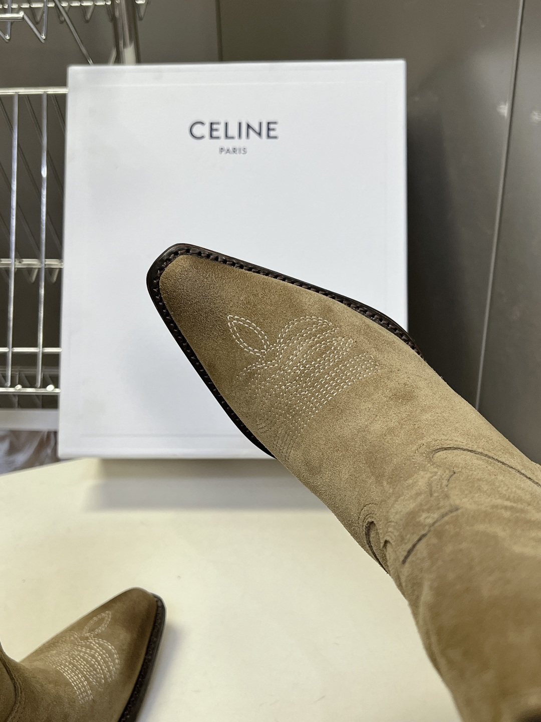 CELINE思琳最新款西部刺绣中筒牛仔靴 超多明星网红种草 经典美式牛仔中筒靴 极简复古风 属于品牌秋冬常青款 西部靴轮 CELINE思琳最新款西部刺绣中筒牛仔靴 超多明星网红种草 经典美式牛仔中筒靴 极简复古风 属于品牌秋冬常青款 西部靴轮