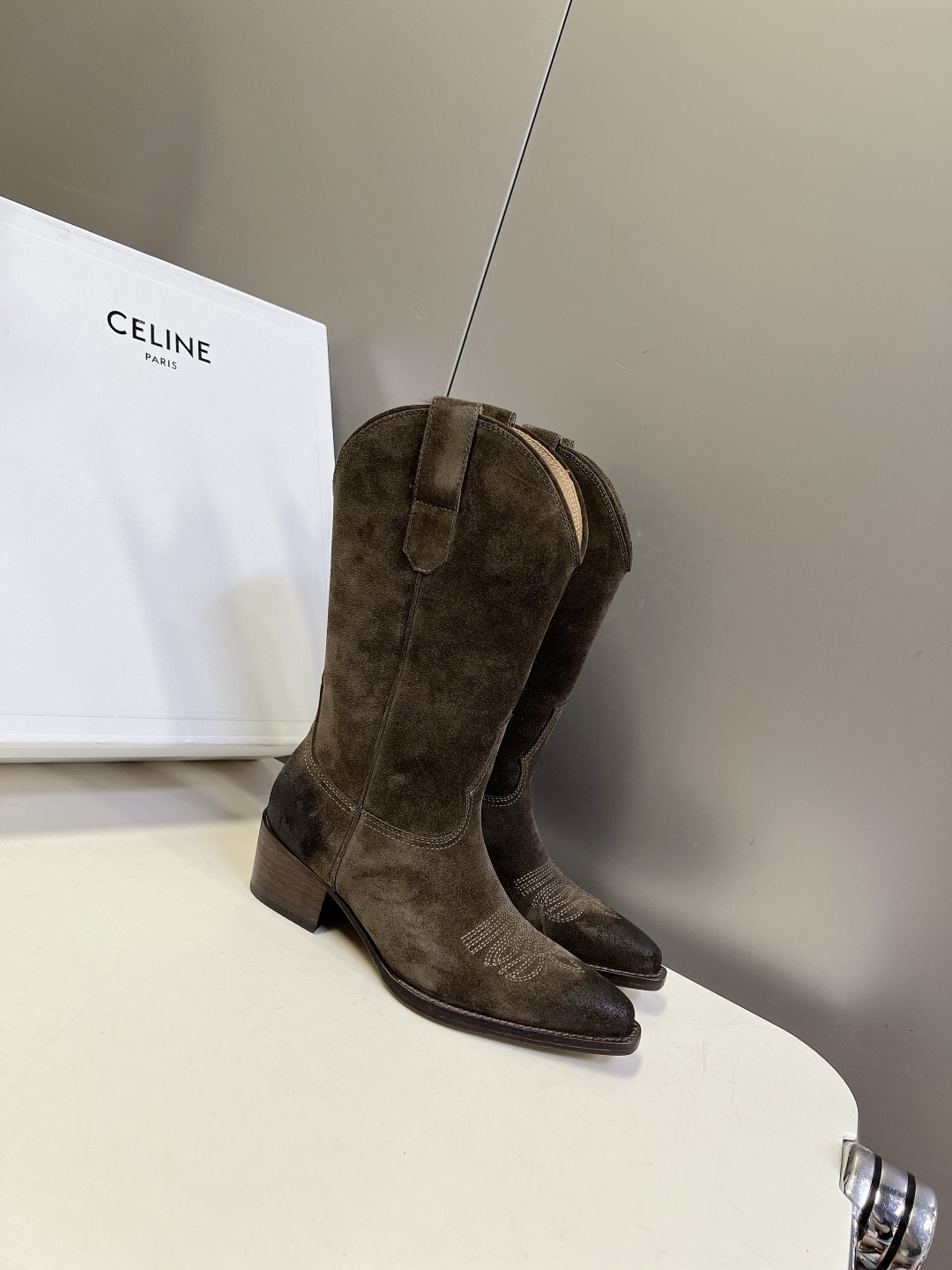 CELINE思琳最新款西部刺绣中筒牛仔靴 超多明星网红种草 经典美式牛仔中筒靴 极简复古风 属于品牌秋冬常青款 西部靴轮 CELINE思琳最新款西部刺绣中筒牛仔靴 超多明星网红种草 经典美式牛仔中筒靴 极简复古风 属于品牌秋冬常青款 西部靴轮