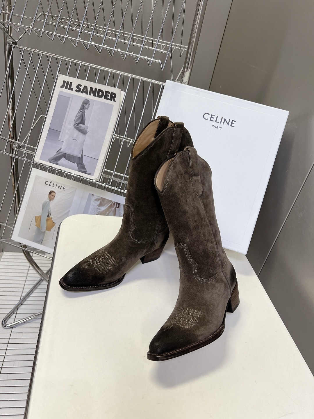 CELINE思琳最新款西部刺绣中筒牛仔靴 超多明星网红种草 经典美式牛仔中筒靴 极简复古风 属于品牌秋冬常青款 西部靴轮 CELINE思琳最新款西部刺绣中筒牛仔靴 超多明星网红种草 经典美式牛仔中筒靴 极简复古风 属于品牌秋冬常青款 西部靴轮