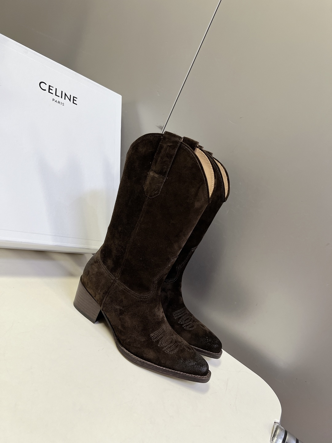 CELINE思琳最新款西部刺绣中筒牛仔靴 超多明星网红种草 经典美式牛仔中筒靴 极简复古风 属于品牌秋冬常青款 西部靴轮 CELINE思琳最新款西部刺绣中筒牛仔靴 超多明星网红种草 经典美式牛仔中筒靴 极简复古风 属于品牌秋冬常青款 西部靴轮