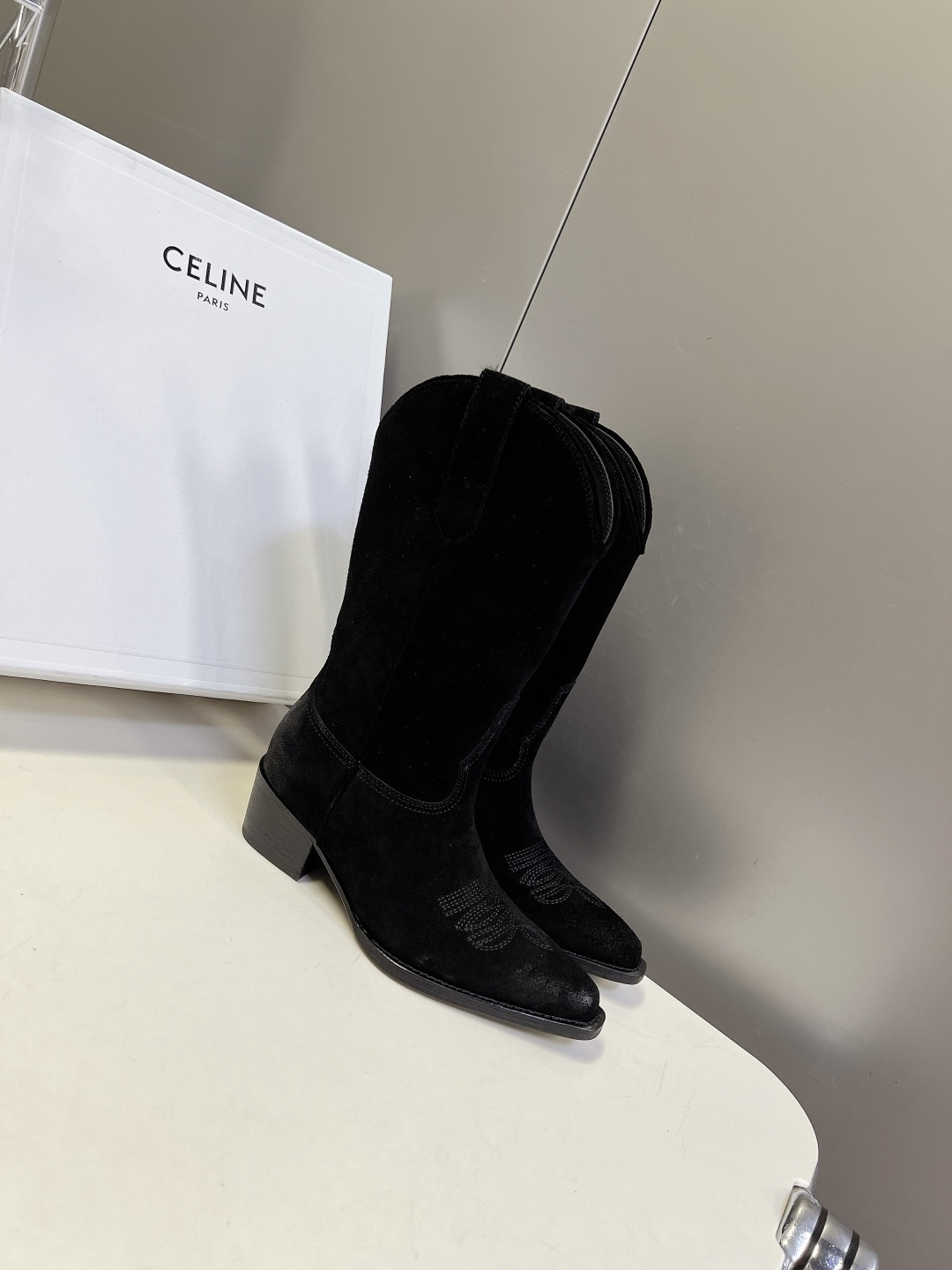 CELINE思琳最新款西部刺绣中筒牛仔靴 超多明星网红种草 经典美式牛仔中筒靴 极简复古风 属于品牌秋冬常青款 西部靴轮