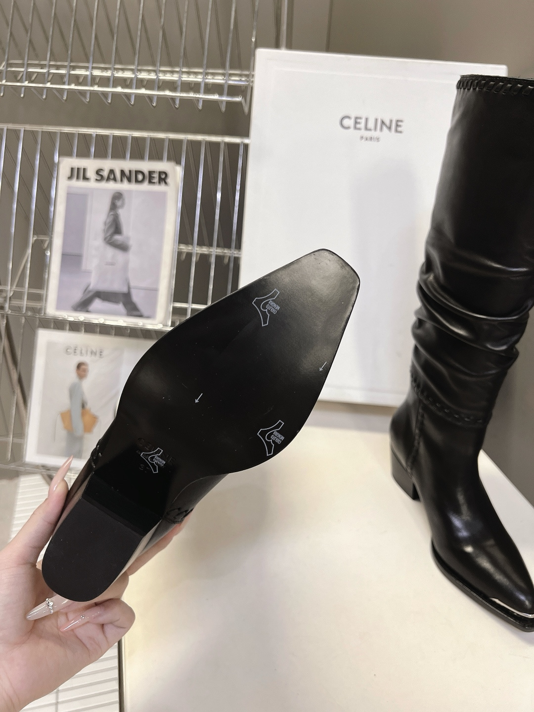 CELINE思琳最新款褶皱堆堆高筒西部靴 超多明星网红种草 秋冬褶皱堆堆长筒西部靴 属于复古慵懒风 靴筒选用偏柔软的真皮 CELINE思琳最新款褶皱堆堆高筒西部靴 超多明星网红种草 秋冬褶皱堆堆长筒西部靴 属于复古慵懒风 靴筒选用偏柔软的真皮