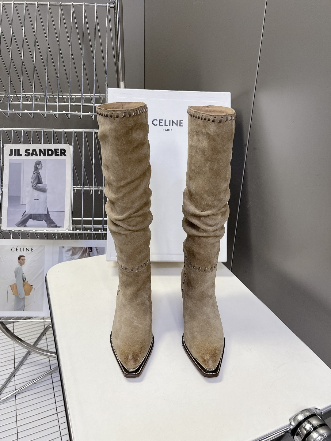 CELINE思琳最新款褶皱堆堆高筒西部靴 超多明星网红种草 秋冬褶皱堆堆长筒西部靴 属于复古慵懒风 靴筒选用偏柔软的真皮 CELINE思琳最新款褶皱堆堆高筒西部靴 超多明星网红种草 秋冬褶皱堆堆长筒西部靴 属于复古慵懒风 靴筒选用偏柔软的真皮