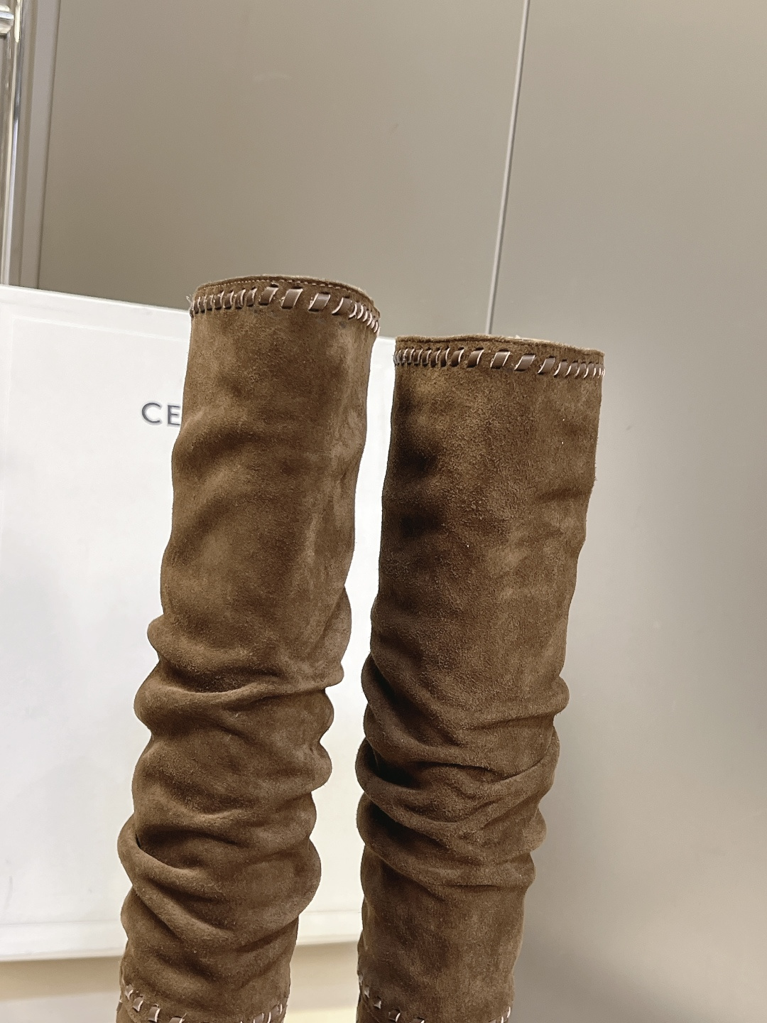 CELINE思琳最新款褶皱堆堆高筒西部靴 超多明星网红种草 秋冬褶皱堆堆长筒西部靴 属于复古慵懒风 靴筒选用偏柔软的真皮 CELINE思琳最新款褶皱堆堆高筒西部靴 超多明星网红种草 秋冬褶皱堆堆长筒西部靴 属于复古慵懒风 靴筒选用偏柔软的真皮