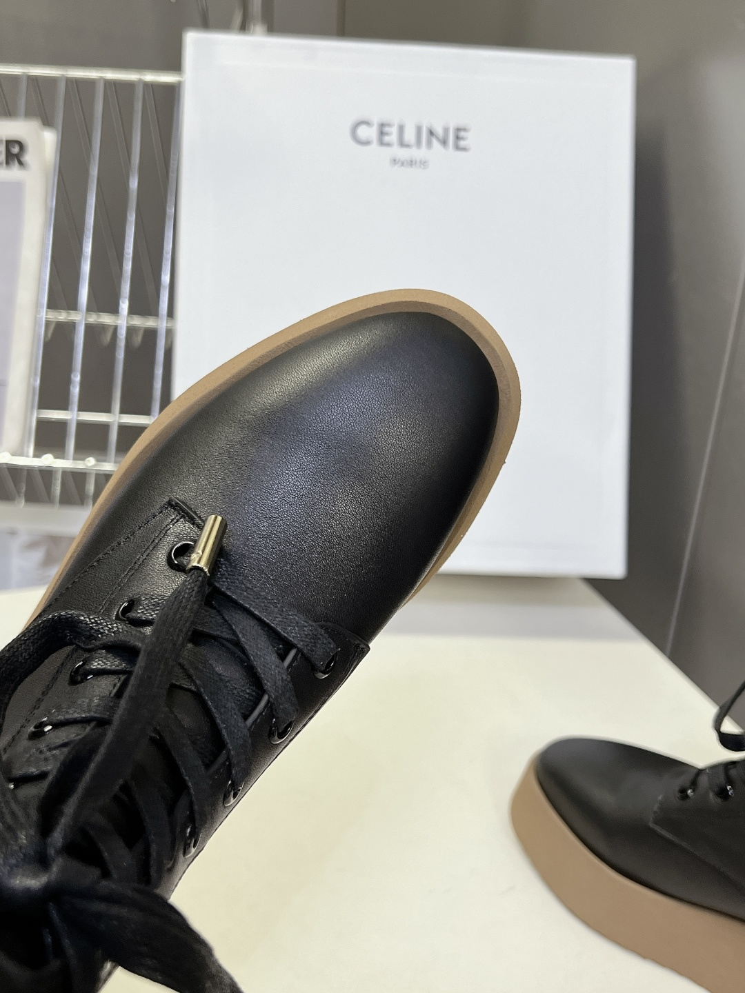 CELINE思琳最新款厚底系带马丁短靴 超多明星网红种草 极简工装版型摒弃传统马丁靴的铆钉 粗犷缝线 线条干净利落 延续 CELINE思琳最新款厚底系带马丁短靴 超多明星网红种草 极简工装版型摒弃传统马丁靴的铆钉 粗犷缝线 线条干净利落 延续