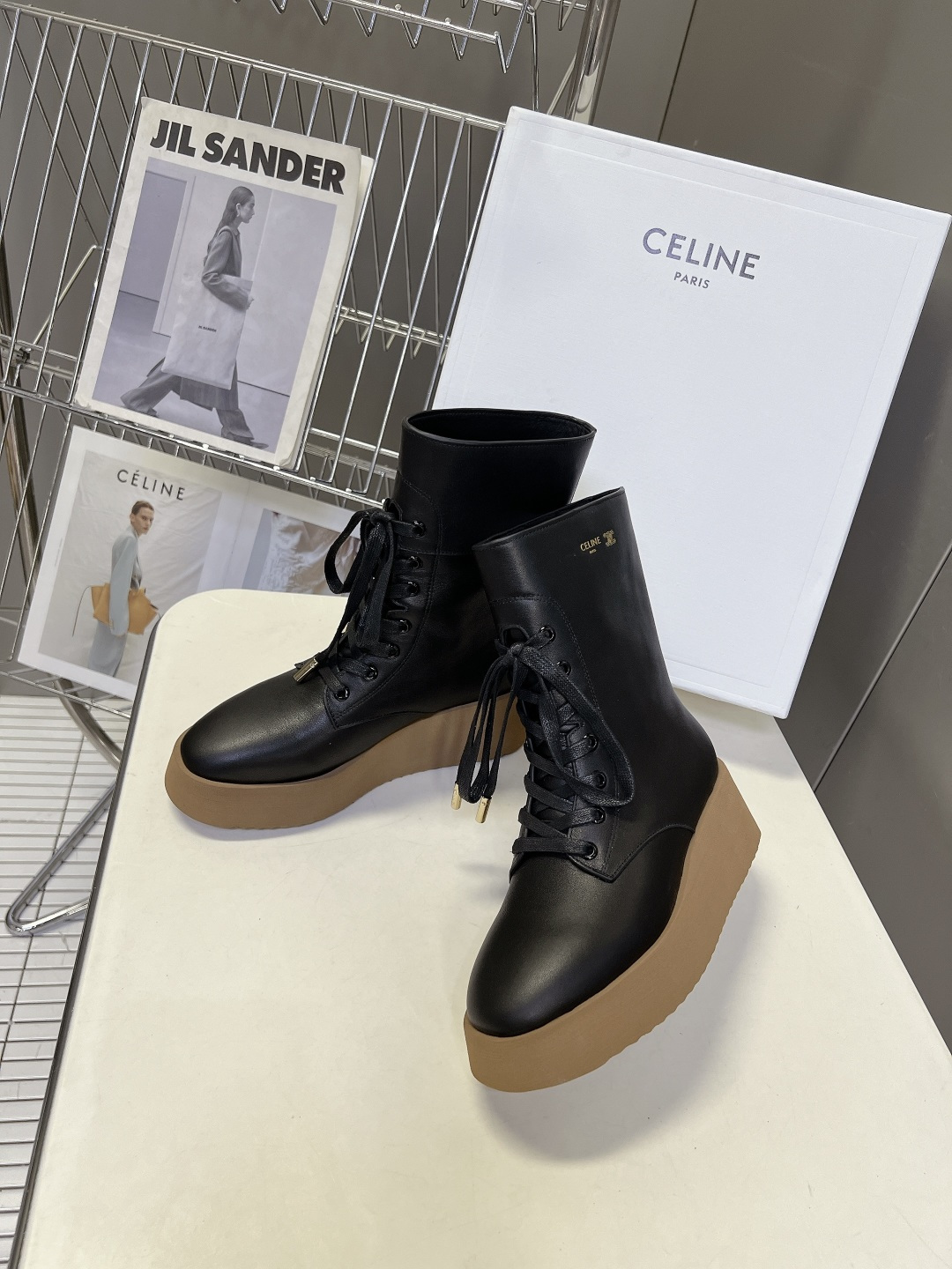 CELINE思琳最新款厚底系带马丁短靴 超多明星网红种草 极简工装版型摒弃传统马丁靴的铆钉 粗犷缝线 线条干净利落 延续 CELINE思琳最新款厚底系带马丁短靴 超多明星网红种草 极简工装版型摒弃传统马丁靴的铆钉 粗犷缝线 线条干净利落 延续