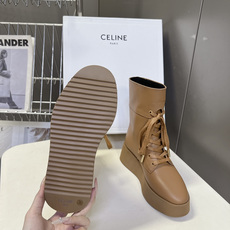 CELINE思琳最新款厚底系带马丁短靴 超多明星网红种草 极简工装版型摒弃传统马丁靴的铆钉 粗犷缝线 线条干净利落 延续 CELINE思琳最新款厚底系带马丁短靴 超多明星网红种草 极简工装版型摒弃传统马丁靴的铆钉 粗犷缝线 线条干净利落 延续