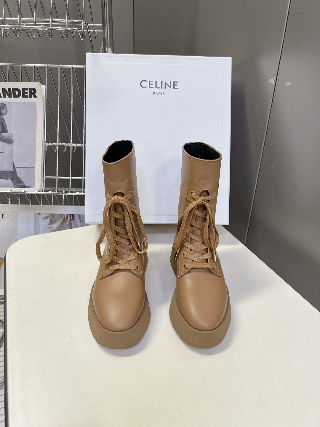 CELINE思琳最新款厚底系带马丁短靴 超多明星网红种草 极简工装版型摒弃传统马丁靴的铆钉 粗犷缝线 线条干净利落 延续 CELINE思琳最新款厚底系带马丁短靴 超多明星网红种草 极简工装版型摒弃传统马丁靴的铆钉 粗犷缝线 线条干净利落 延续