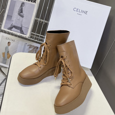 CELINE思琳最新款厚底系带马丁短靴 超多明星网红种草 极简工装版型摒弃传统马丁靴的铆钉 粗犷缝线 线条干净利落 延续 CELINE思琳最新款厚底系带马丁短靴 超多明星网红种草 极简工装版型摒弃传统马丁靴的铆钉 粗犷缝线 线条干净利落 延续