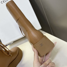 CELINE思琳最新款厚底系带马丁短靴 超多明星网红种草 极简工装版型摒弃传统马丁靴的铆钉 粗犷缝线 线条干净利落 延续 CELINE思琳最新款厚底系带马丁短靴 超多明星网红种草 极简工装版型摒弃传统马丁靴的铆钉 粗犷缝线 线条干净利落 延续