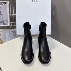 CELINE思琳秋冬最新款极简风侧拉链做旧短靴 超多明星网红种草 法式复古简约短靴 属于秋冬百搭基础款 没有繁杂装饰 仅 CELINE思琳秋冬最新款极简风侧拉链做旧短靴 超多明星网红种草 法式复古简约短靴 属于秋冬百搭基础款 没有繁杂装饰 仅