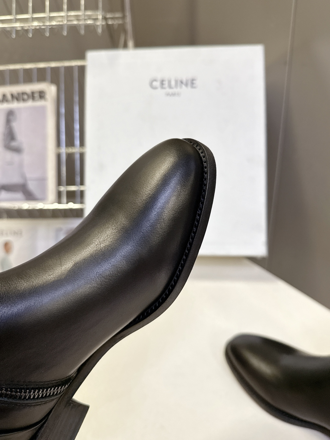 CELINE思琳秋冬最新款极简风侧拉链做旧短靴 超多明星网红种草 法式复古简约短靴 属于秋冬百搭基础款 没有繁杂装饰 仅 CELINE思琳秋冬最新款极简风侧拉链做旧短靴 超多明星网红种草 法式复古简约短靴 属于秋冬百搭基础款 没有繁杂装饰 仅