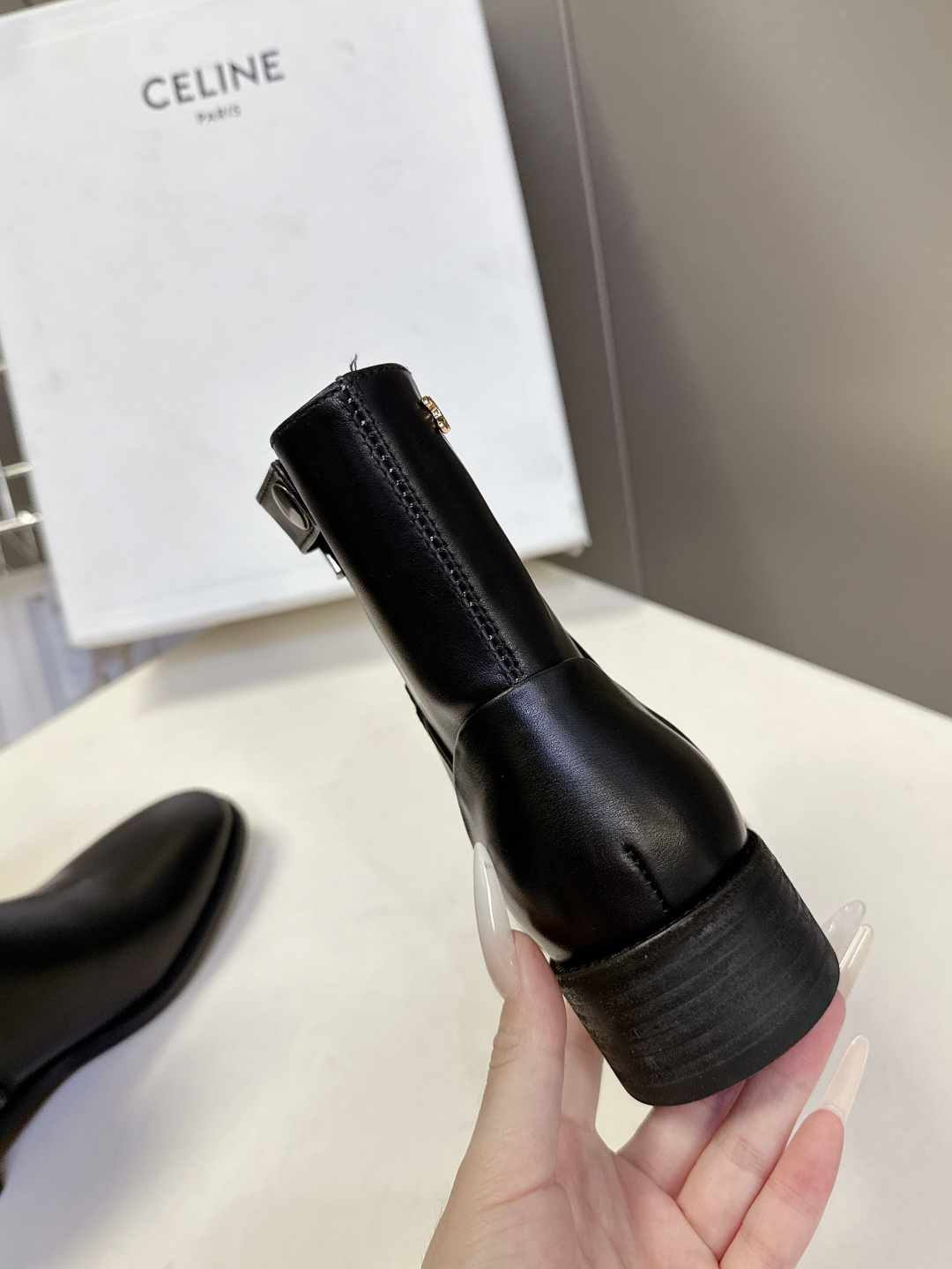 CELINE思琳秋冬最新款极简风侧拉链做旧短靴 超多明星网红种草 法式复古简约短靴 属于秋冬百搭基础款 没有繁杂装饰 仅 CELINE思琳秋冬最新款极简风侧拉链做旧短靴 超多明星网红种草 法式复古简约短靴 属于秋冬百搭基础款 没有繁杂装饰 仅