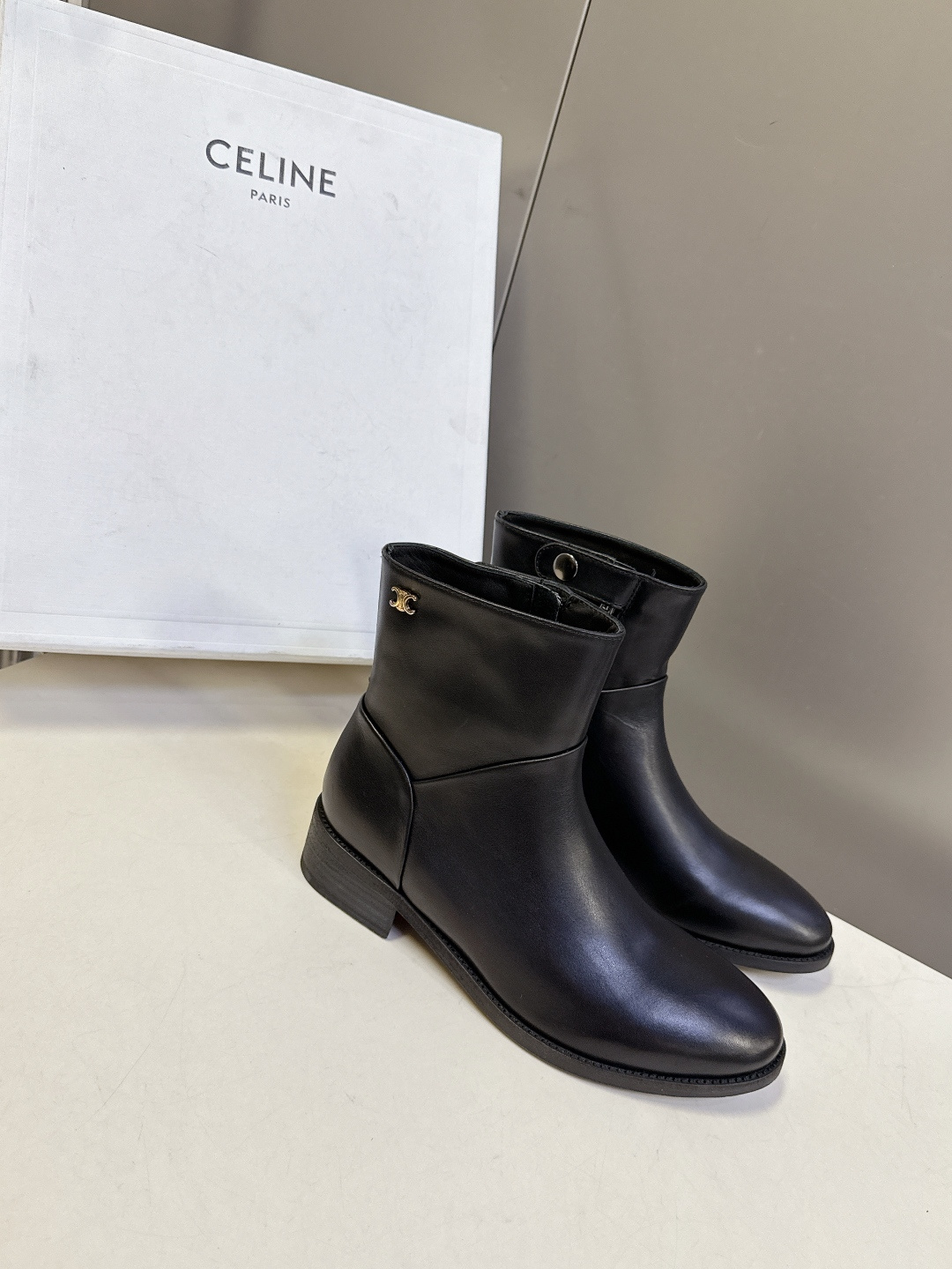 CELINE思琳秋冬最新款极简风侧拉链做旧短靴 超多明星网红种草 法式复古简约短靴 属于秋冬百搭基础款 没有繁杂装饰 仅 CELINE思琳秋冬最新款极简风侧拉链做旧短靴 超多明星网红种草 法式复古简约短靴 属于秋冬百搭基础款 没有繁杂装饰 仅