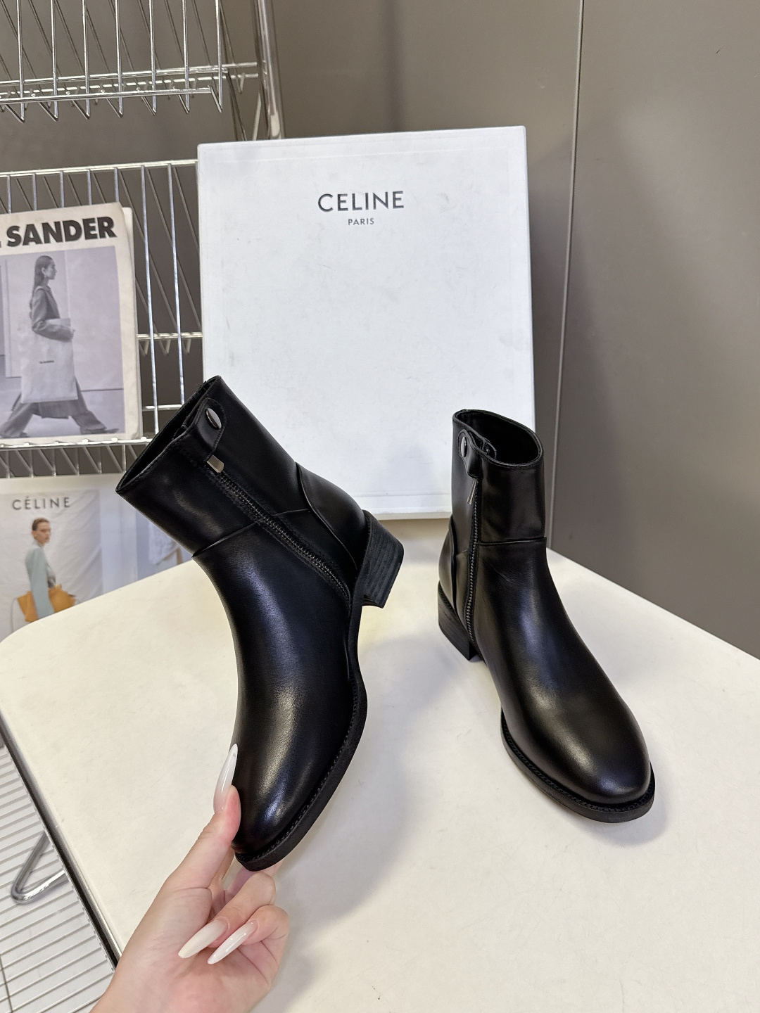 CELINE思琳秋冬最新款极简风侧拉链做旧短靴 超多明星网红种草 法式复古简约短靴 属于秋冬百搭基础款 没有繁杂装饰 仅 CELINE思琳秋冬最新款极简风侧拉链做旧短靴 超多明星网红种草 法式复古简约短靴 属于秋冬百搭基础款 没有繁杂装饰 仅