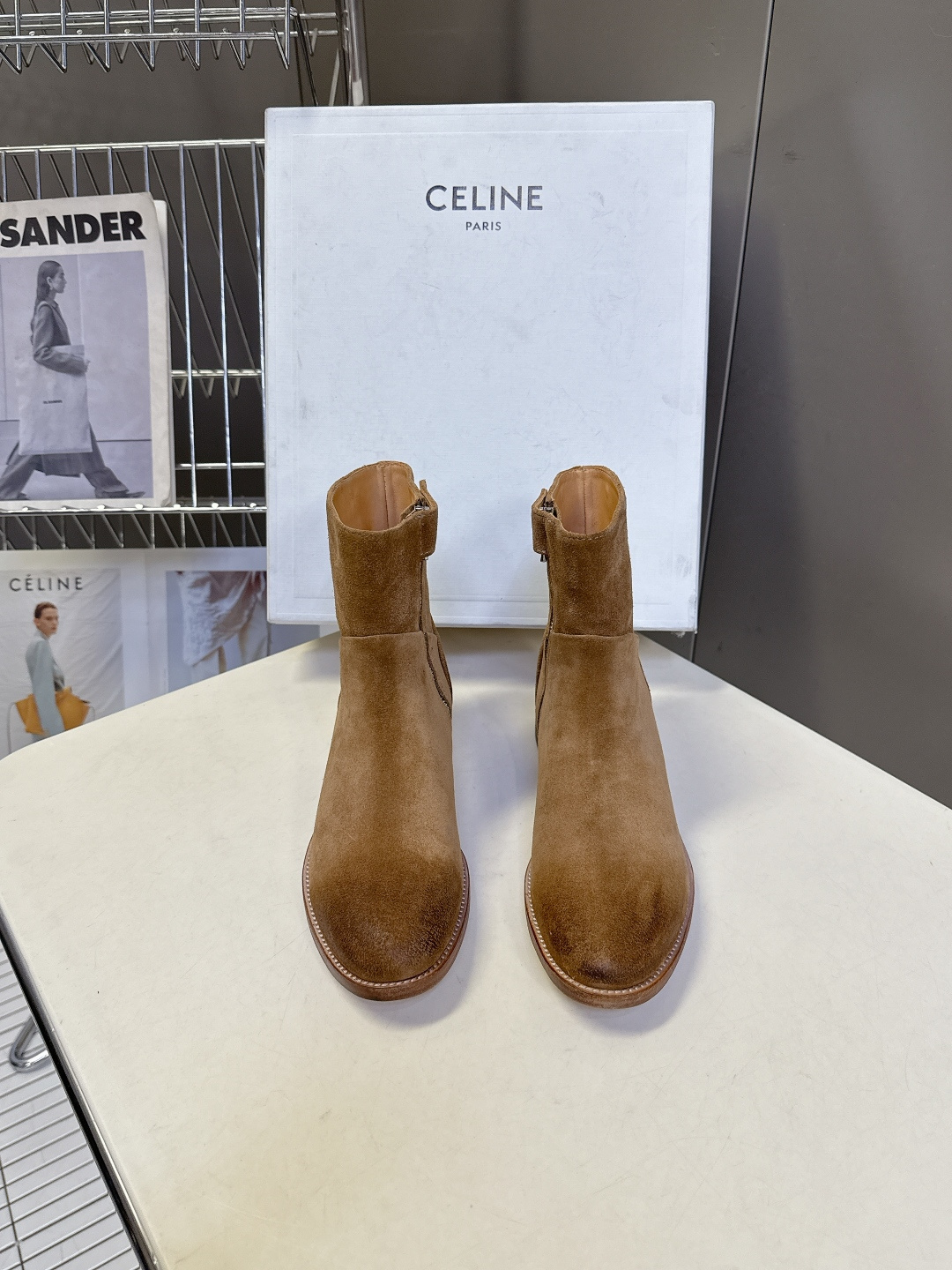 CELINE思琳秋冬最新款极简风侧拉链做旧短靴 超多明星网红种草 法式复古简约短靴 属于秋冬百搭基础款 没有繁杂装饰 仅 CELINE思琳秋冬最新款极简风侧拉链做旧短靴 超多明星网红种草 法式复古简约短靴 属于秋冬百搭基础款 没有繁杂装饰 仅